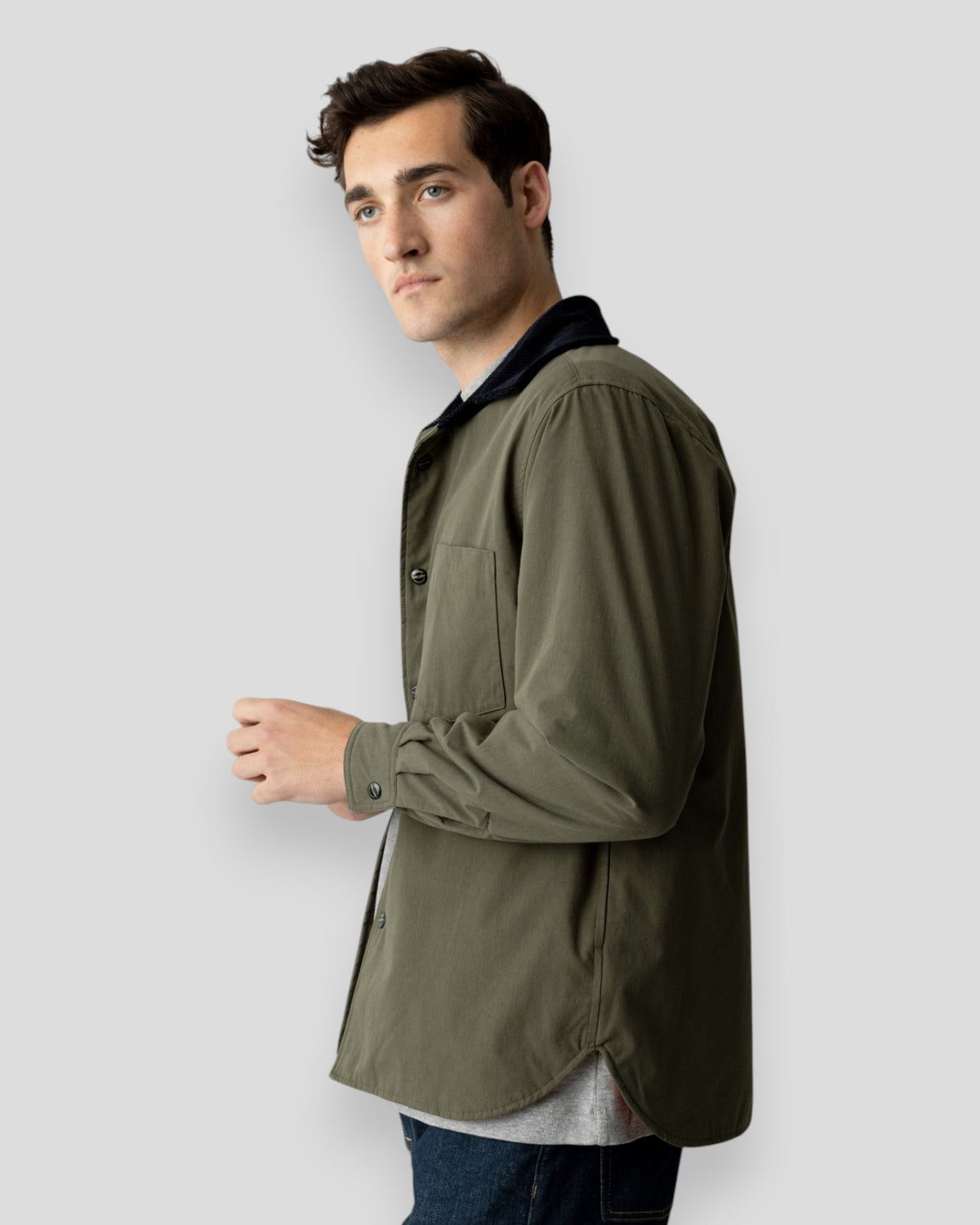 Mørkegrøn Callum jakke fra Mos Mosh Gallery, foranliggende med lommer og lynlåse, vist på en model.