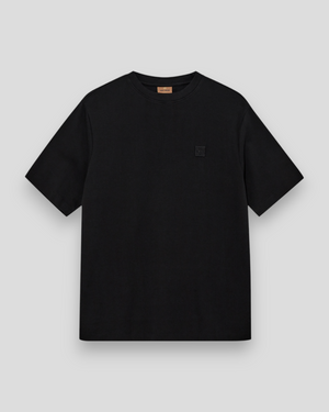 Sort T-shirt fra Mos Mosh Gallery Darren SS Tee med rund hals og kort ærme, vist på model.