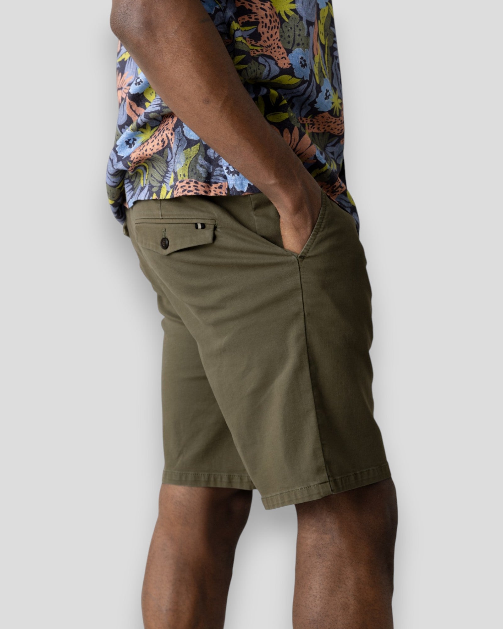 Mos Mosh Paper Shorts i blød armyfarve, afslappede shorts med komfortabel pasform og militært inspireret design.