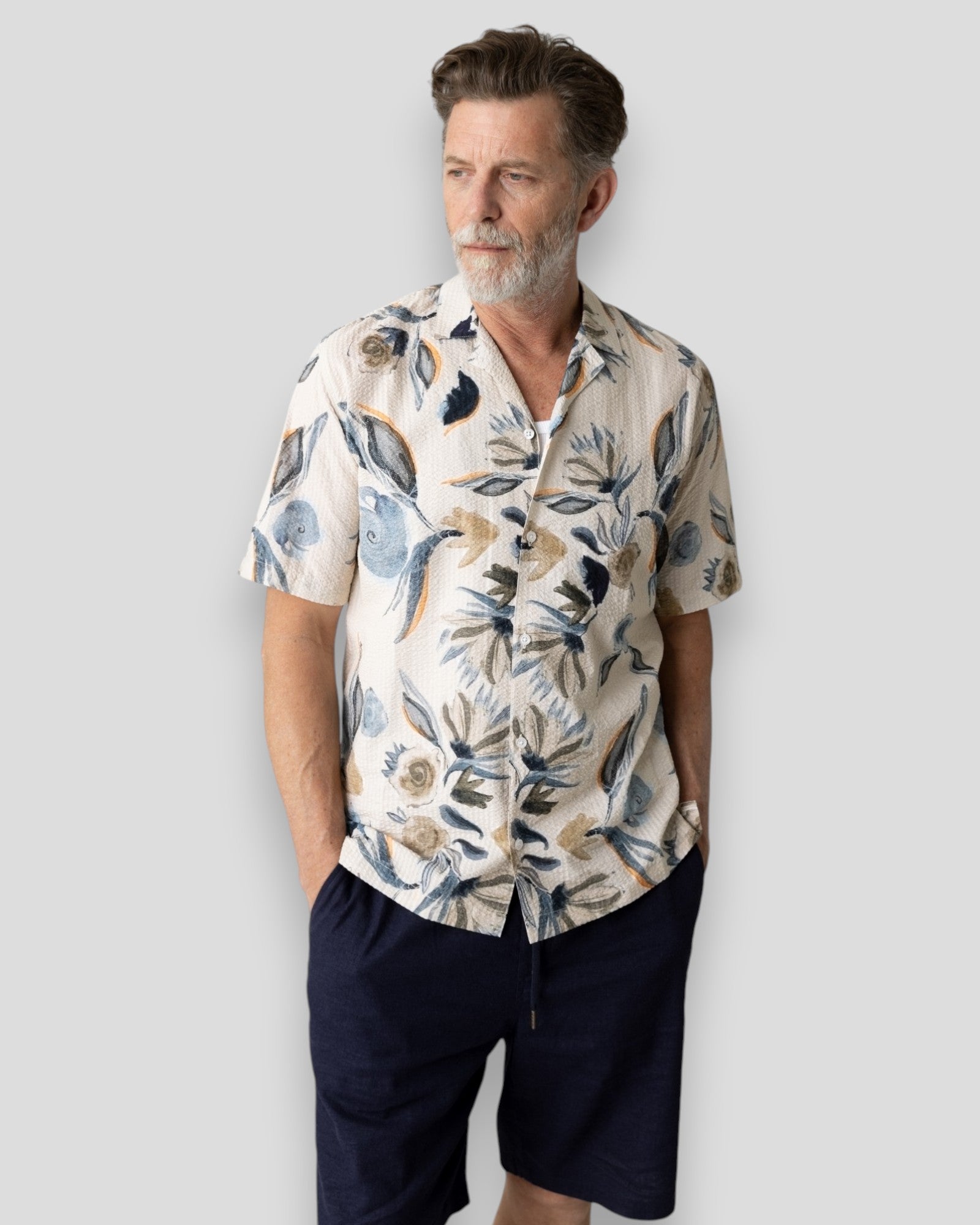 Ecru Joel Haiku Seer SS Skjorte fra Mos Mosh Gallery med let stof og afslappet pasform, synlig i billedet