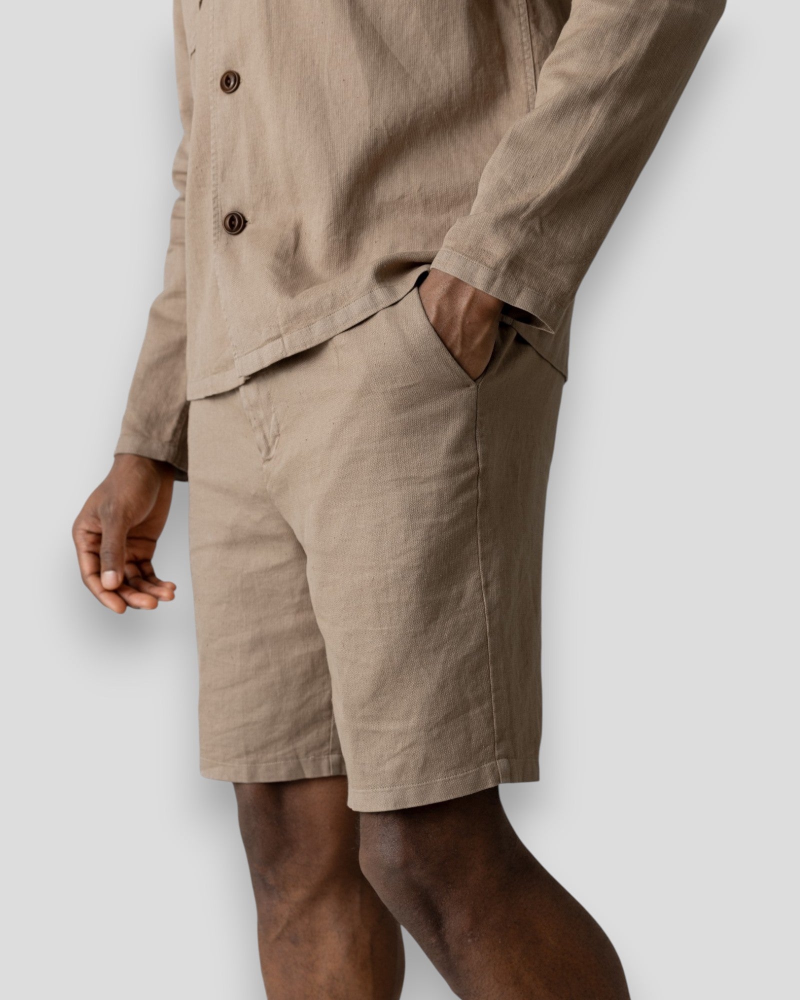 Dame i mos Mosh Gallery Baldo Porro Shorts i farven Incense, afslappet pasform og let stof, foran med lommer og knaplukning