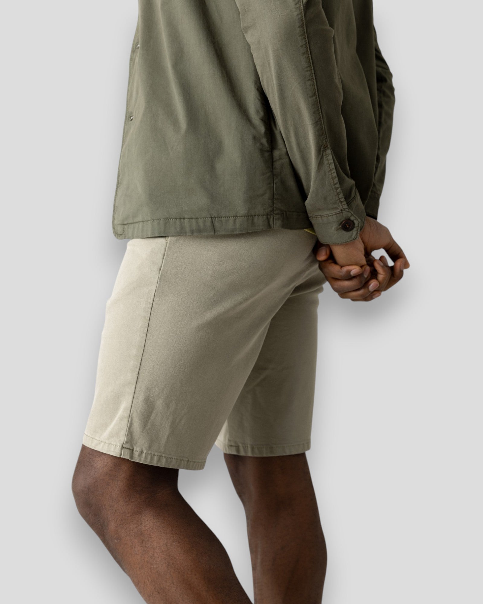 Mørkegrå Penn Paper Shorts fra Mos Mosh Gallery med løs pasform og elastisk talje.