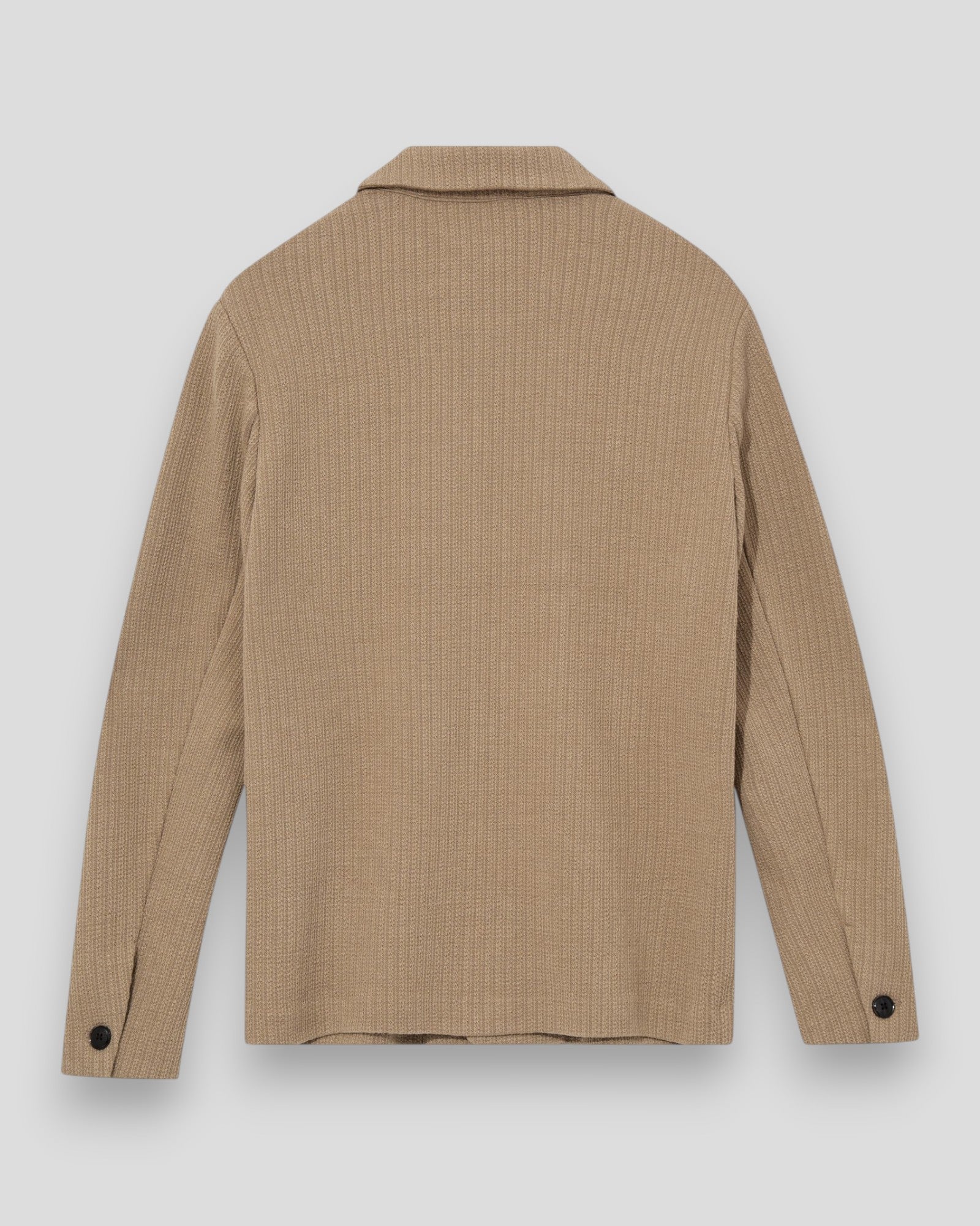 Danish: Mos Mosh Gallery Austin strikket overshirt i Dune, blød bomulds- og uldblanding, afslappet pasform, vises på modellen.