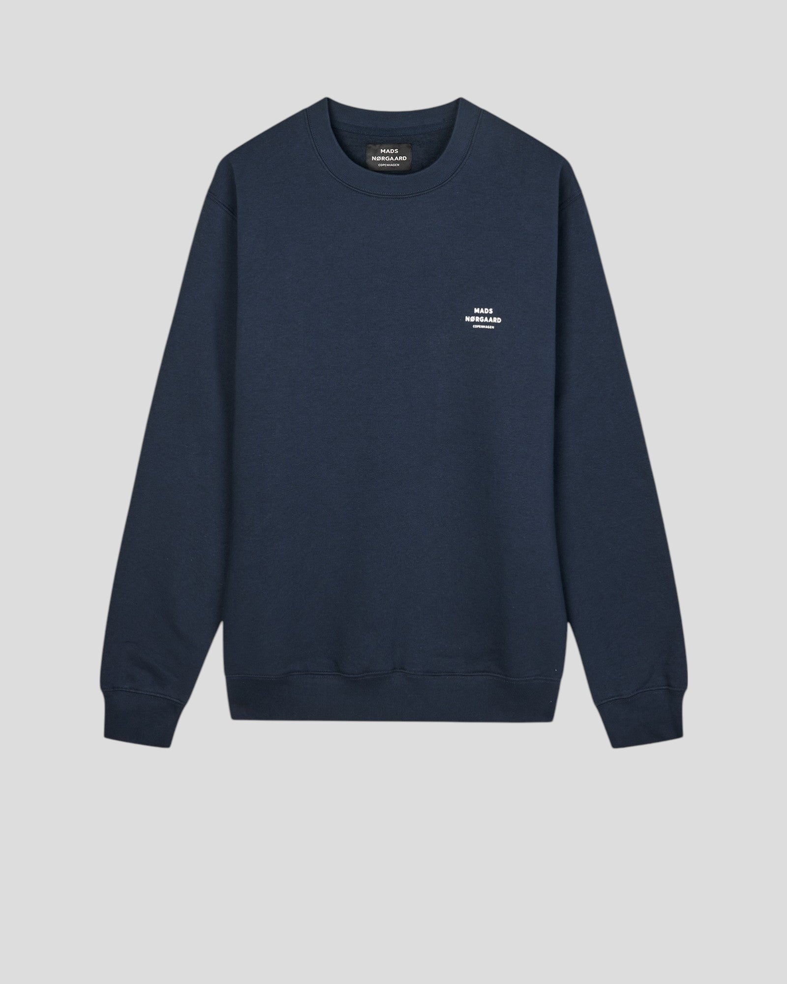 Klassisk Mads Nørgaard sweatshirt i dyb blå. Crew Logo Sweat - Parisian Night giver et stilrent og komfortabelt look.