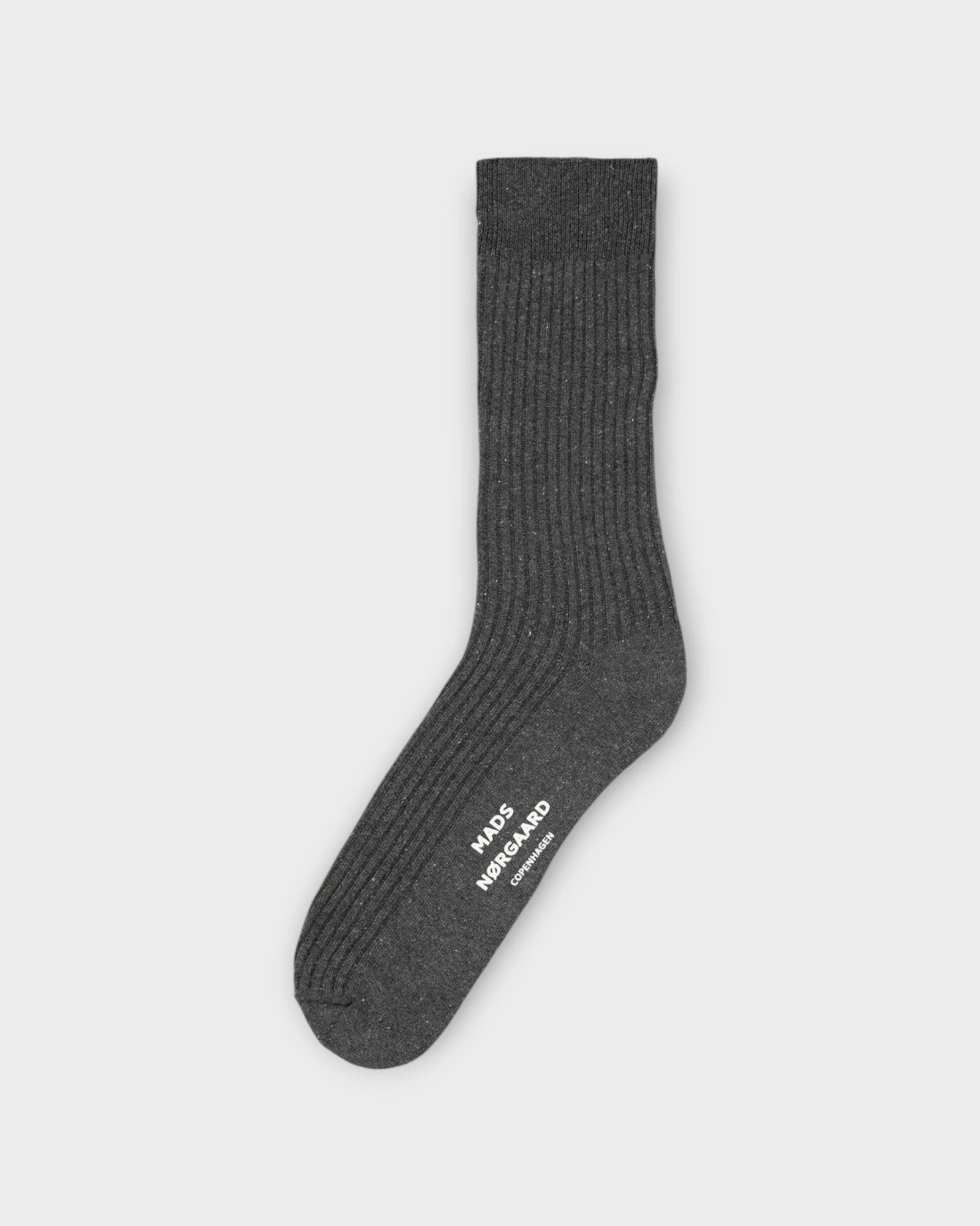 Anton Sock Box One Size - Mads Nørgaard 4 Pak Sokker til Mænd -Julegaver til Ham. Her set i grå.