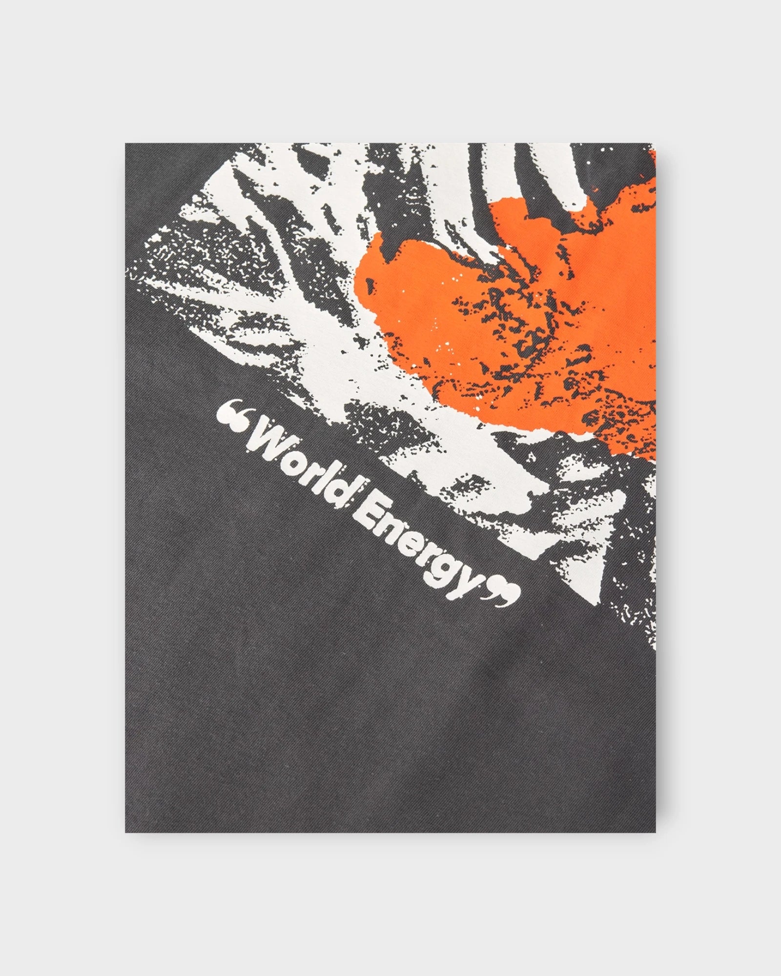 Cotton Jersey Frode World Energy Tee Black Oyster - Mads Nørgaard Herre T-shirt. Her ses printet i closeup.