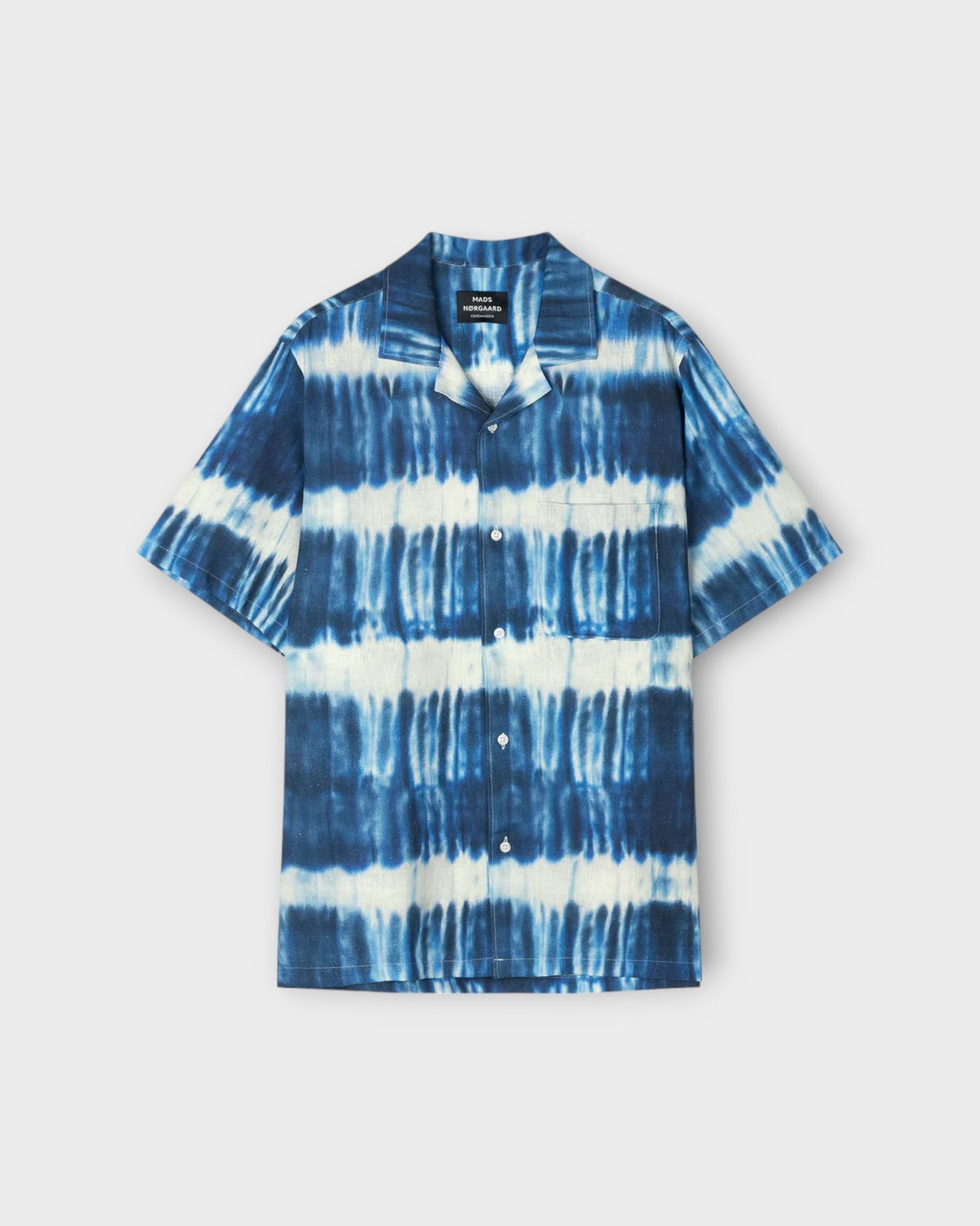 Cotton Linen Kenji Shirt SS Tie Dye Stripe AOP Merthy fra Mads Nørgaard. Kortærmet stribet hørskjorte til mænd. Farverne i striberne er hvid, lyseblå og mørkeblå. Her set forfra.