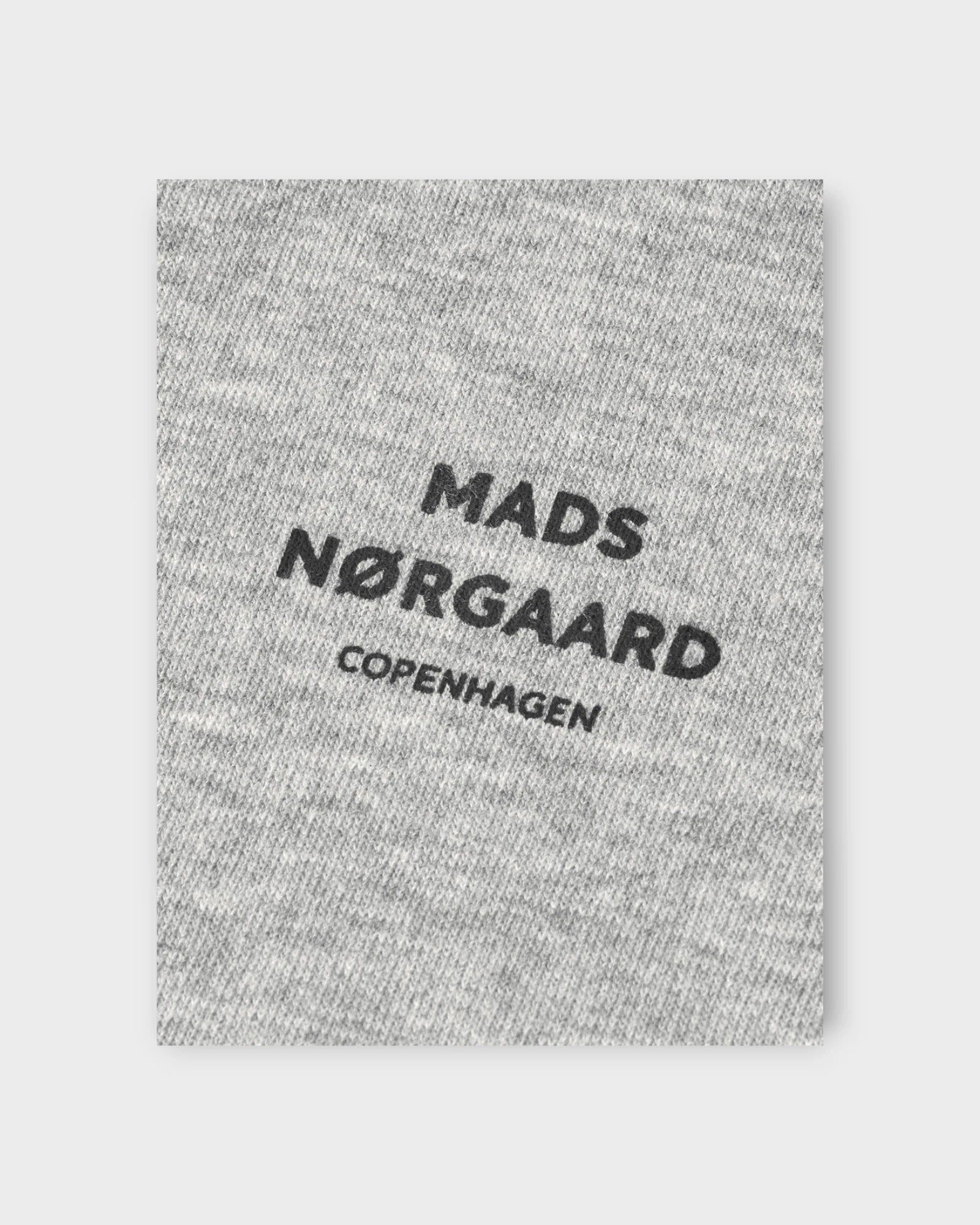 Crew Logo Sweat Grey Melange - Grå Mads Nørgaard Sweatshirt til Mænd. Her ses logoet i closeup.