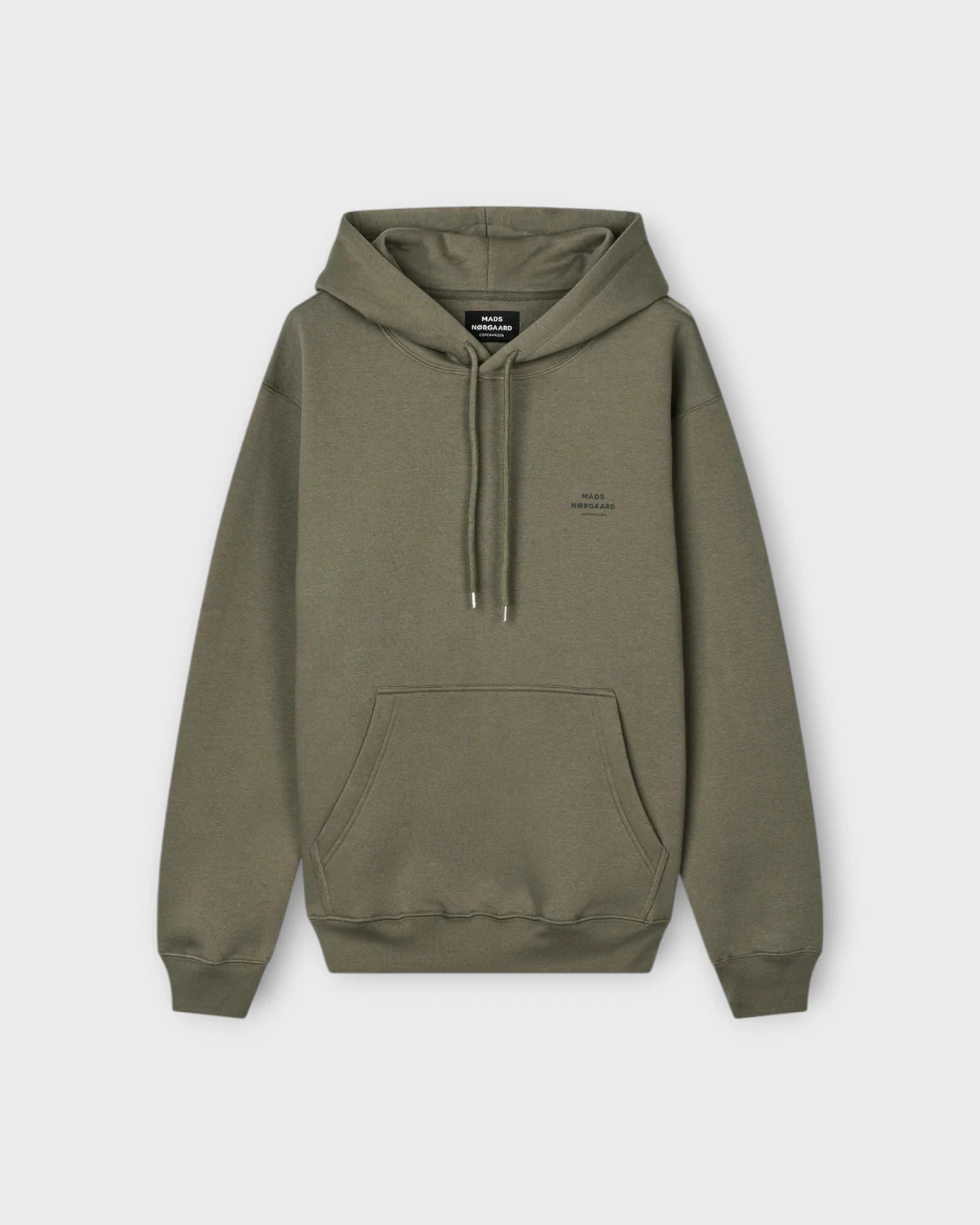 Hoodie Logo Sweat Bungee Cord - Khaki farvet Mads Nørgaard Hættetrøje til mænd. Her set forfra.