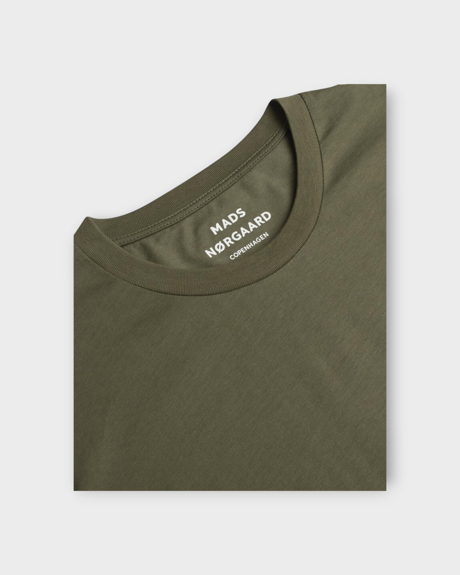 Thor Organic Tee Army - Grøn Mads Nørgaard Herre T-shirt til Mænd. Her ses nakke printet.