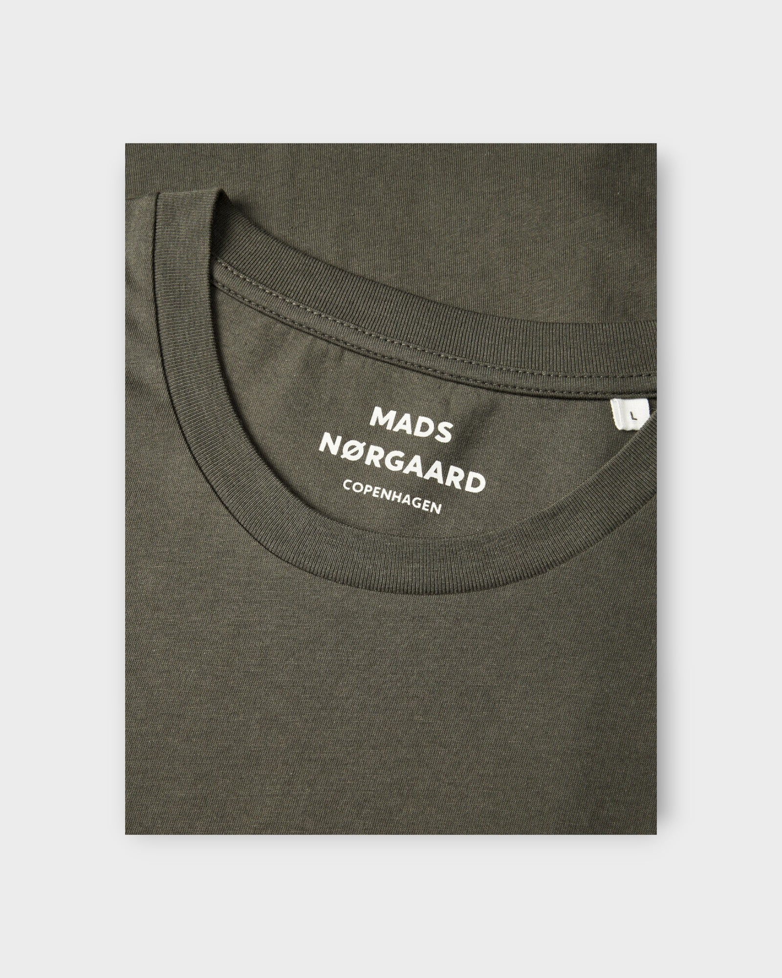 Thor Organic Tee Beluga - Grå / Grøn Mads Nørgaard T-shirt til Mænd. Her ses nakkeprint.