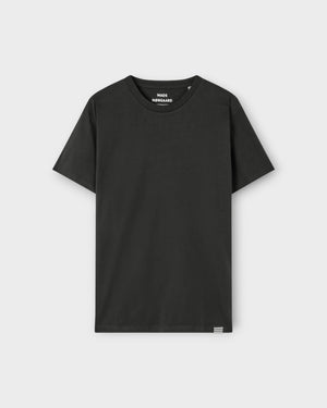 Sort Mads Nørgaard Thor T-shirt i jersey med rund hals og logo foran, vist fra front.