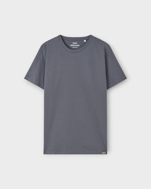 Mads Nørgaard Fine Jersey Thor T-shirt i mørkegrå, frontvisning, afslappet og komfortabelt design i økologisk bomuld