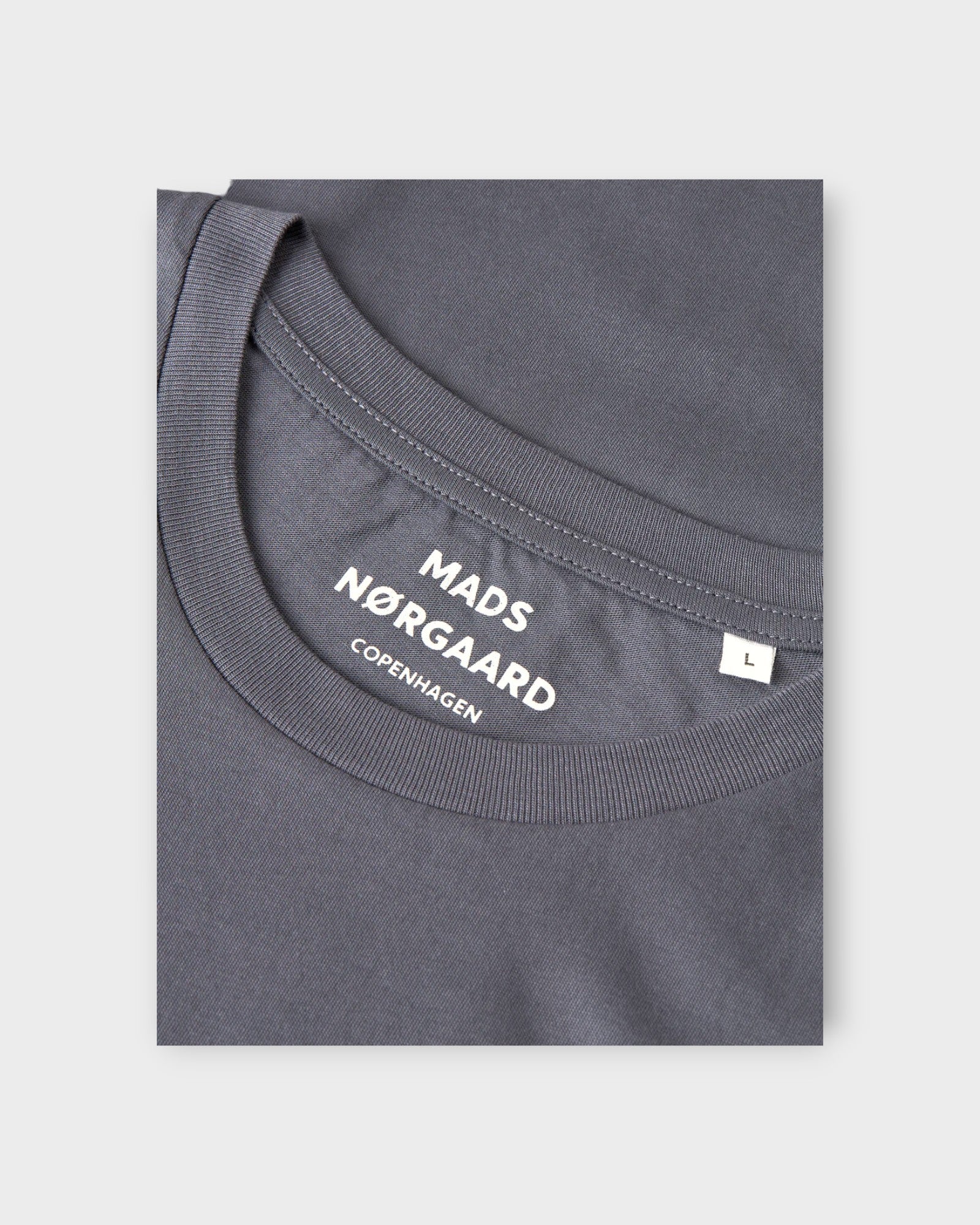 Thor Organic Tee Dark Grey - Grå Basis Mads Nørgaard T-shirt til mænd. Her ses nakke trykket.