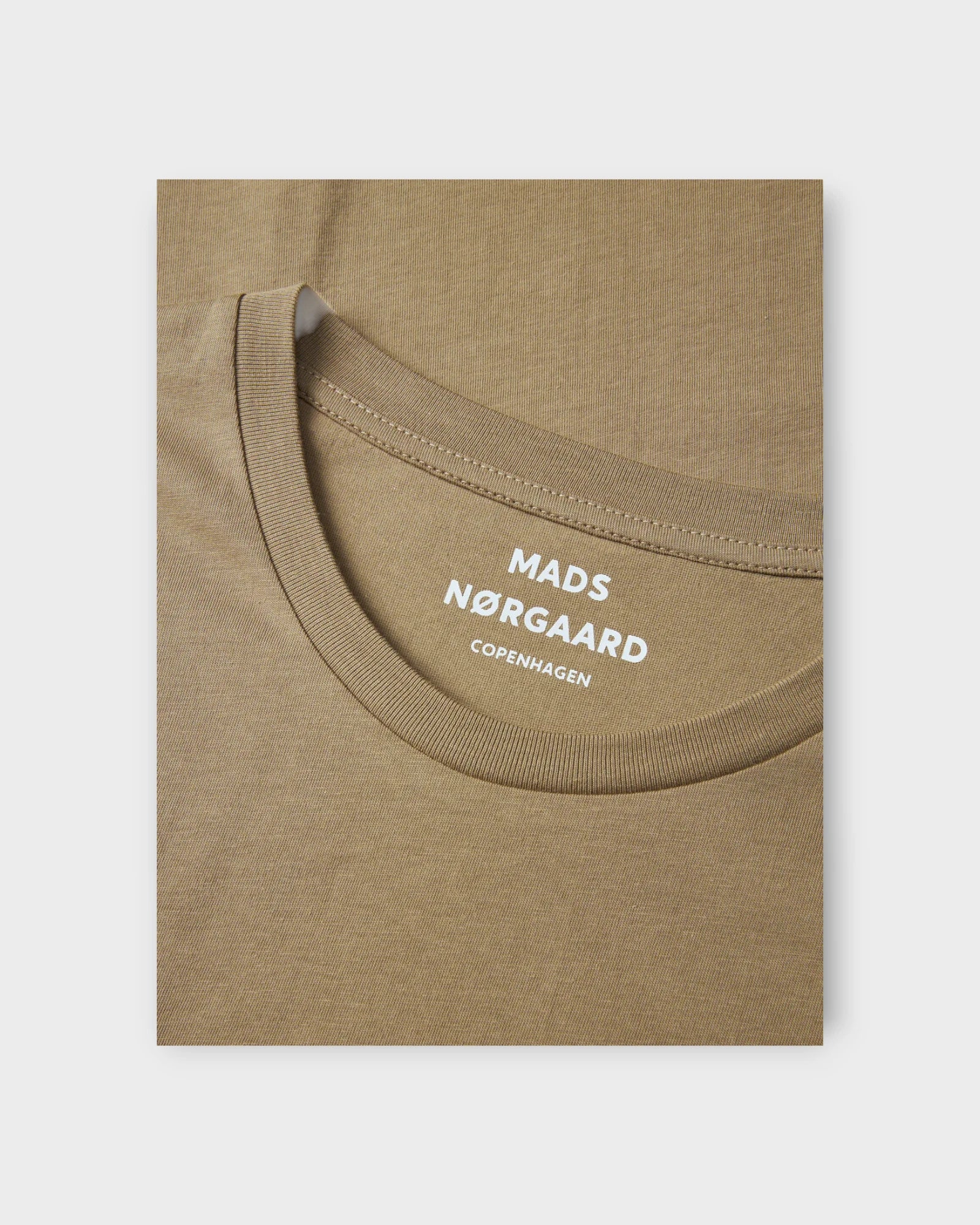 Thor Organic Tee Lead Gray - Sandfarvet Mans Nørgaard T-shirt til Mænd. Her set i closeup.