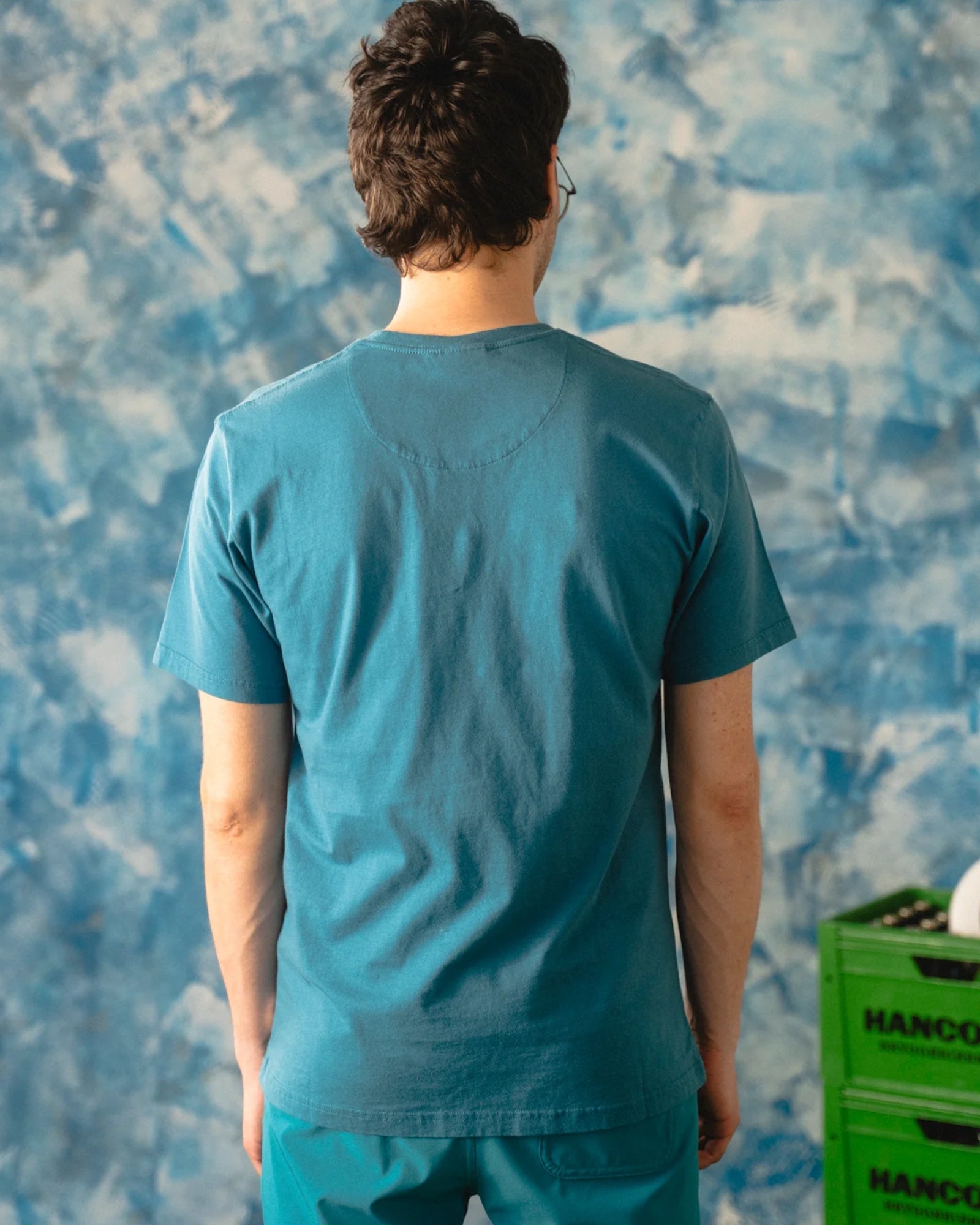 Lakor Mini Bottle Tee i havblå med afslappet pasform, vises på model med casual stil.