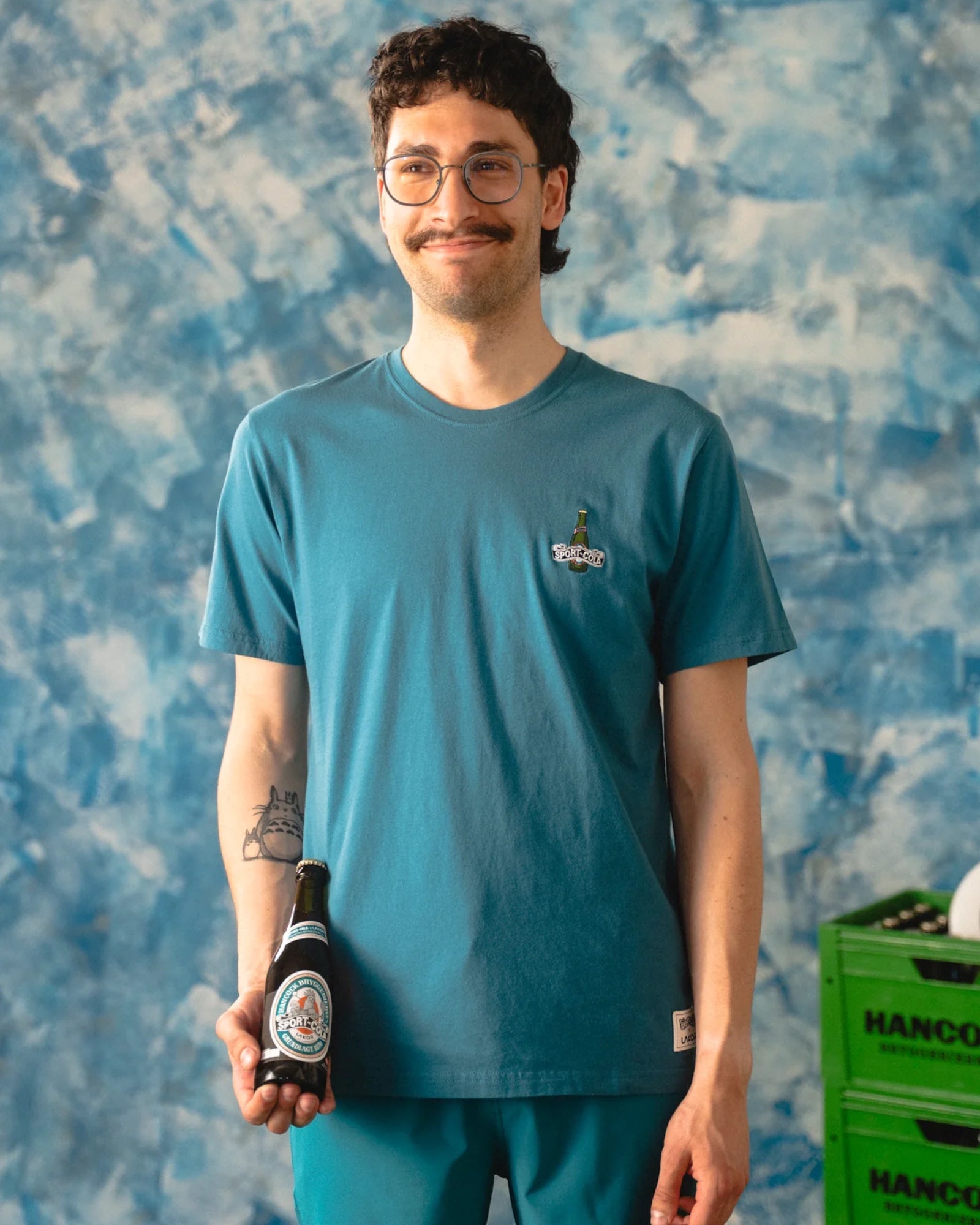 Lakor Mini Bottle Tee i havblå med afslappet pasform, synlig i billedet, ideel til casual wear, lavet af blødt bomuld.
