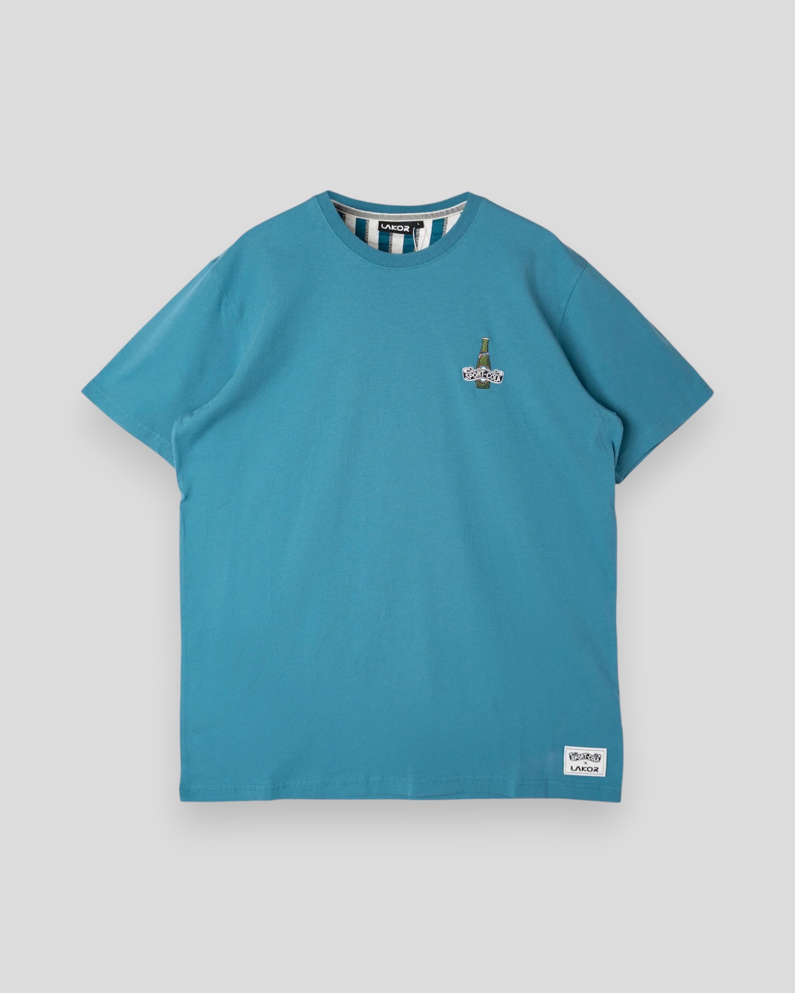 Lakor Mini Bottle Tee i havgrønt med afslappet pasform, vises på modellen, perfekt til casual hverdagsbrug.