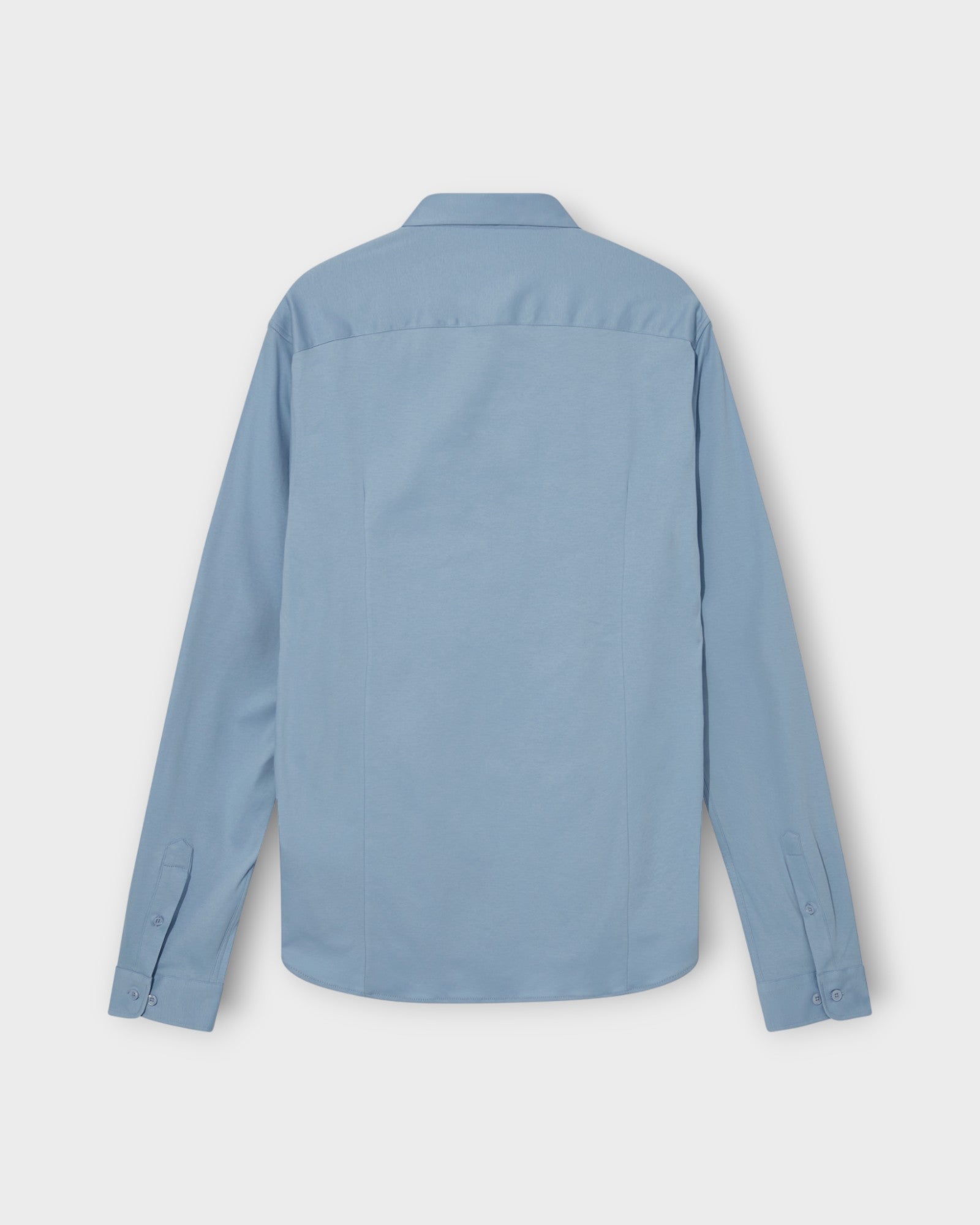 Marco Crunch Jersey Shirt Bel Air Blue fra Mos Mosh Gallery. Langærmet lyseblå stretch skjorte til mænd. Her set bagfra.