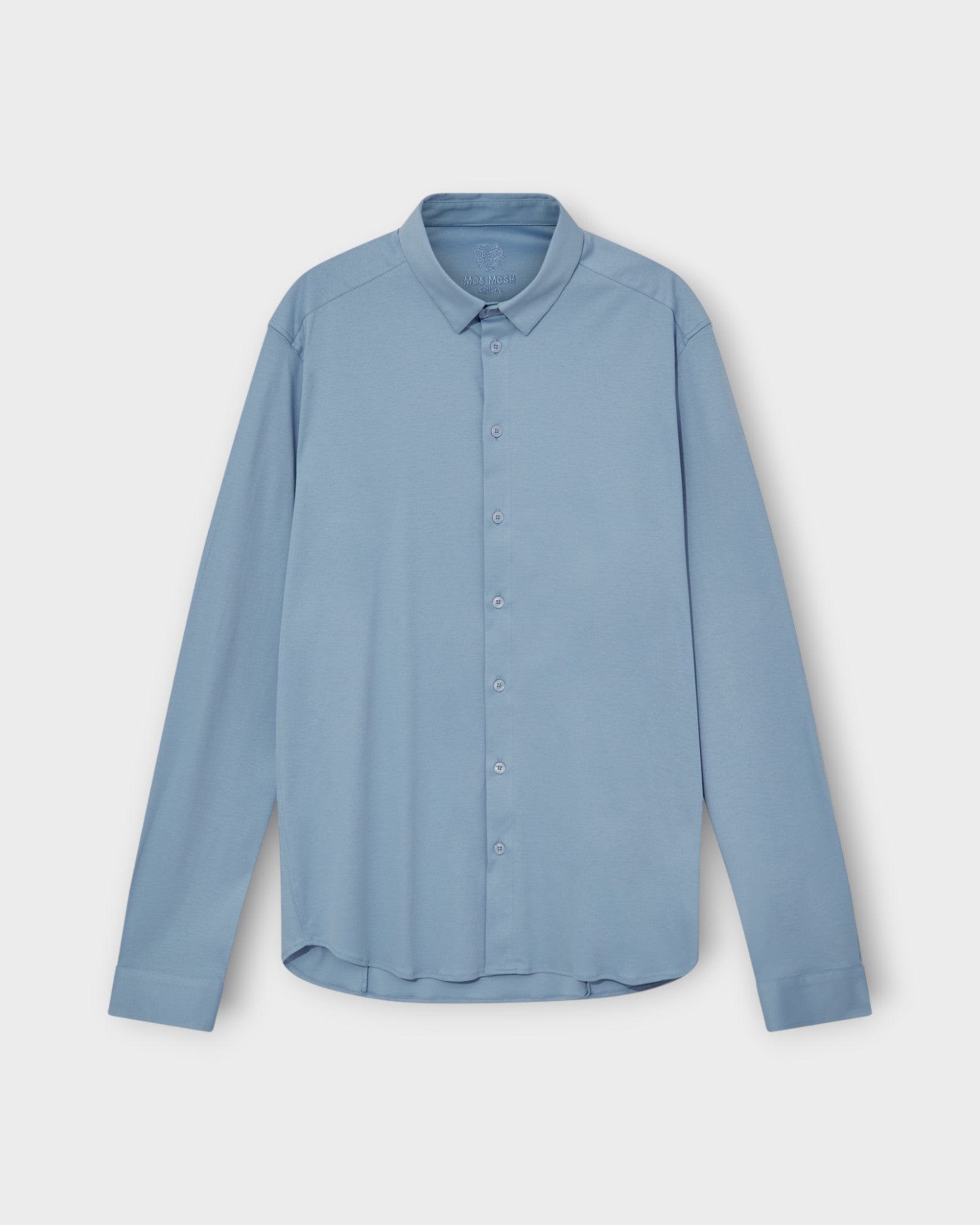 Marco Crunch Jersey Shirt Bel Air Blue fra Mos Mosh Gallery. Langærmet lyseblå stretch skjorte til mænd. Her set forfra.