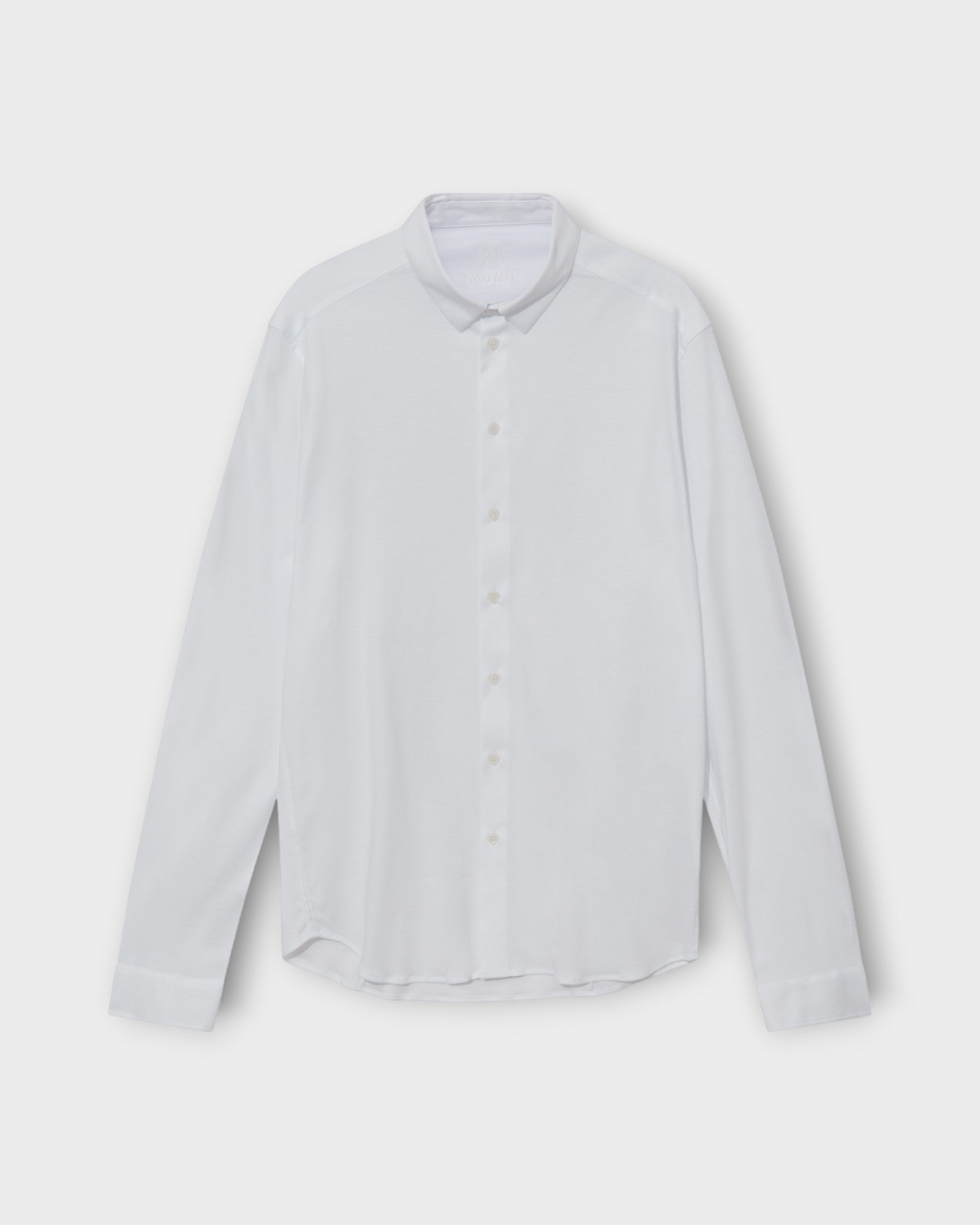 Marco Crunch Jersey Shirt White fra Mos Mosh Gallery. Langærmet hvid herre skjorte. Her set forfra.