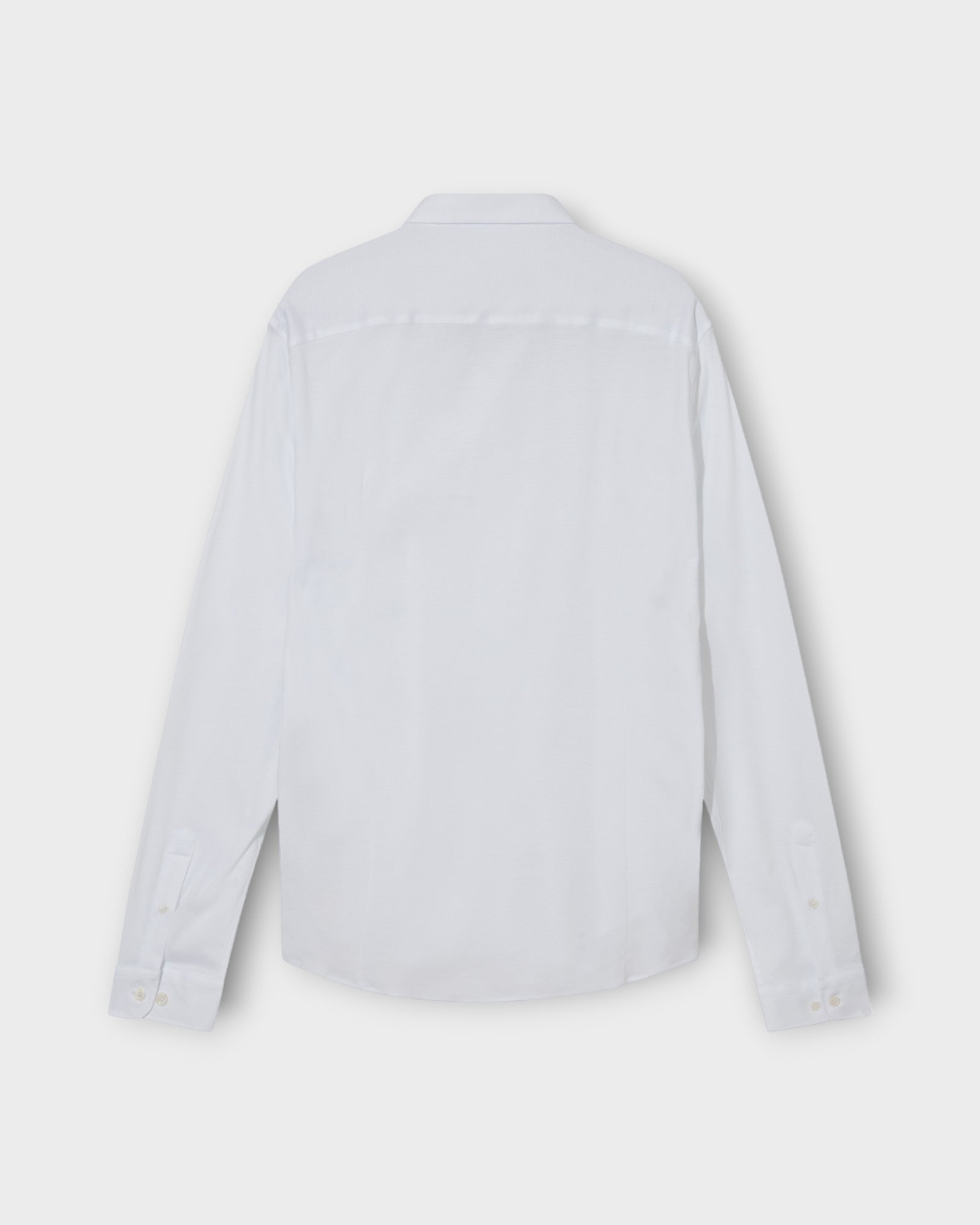 Marco Crunch Jersey Shirt White fra Mos Mosh Gallery. Langærmet hvid herre skjorte. Her set bagfra.