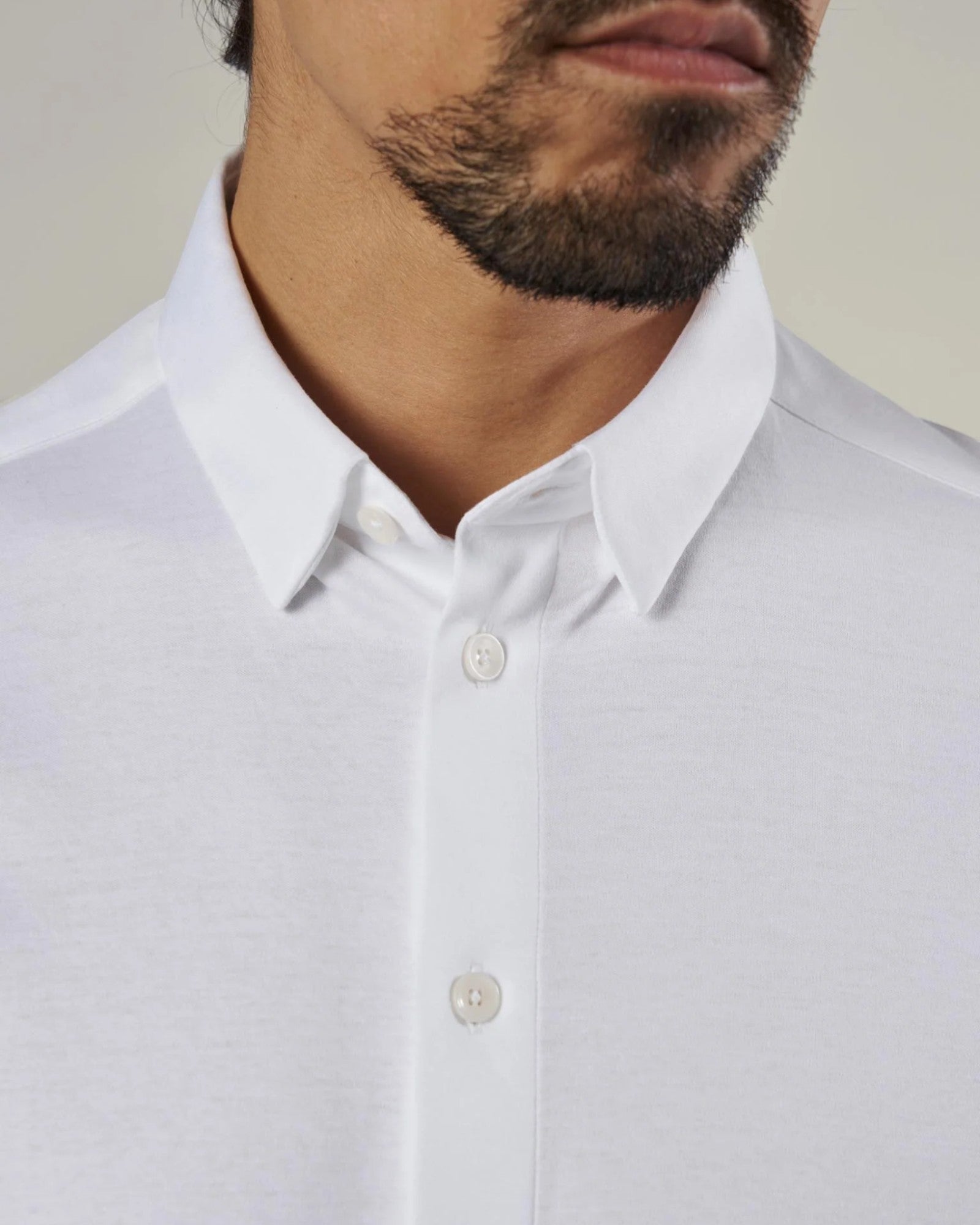Marco Crunch Jersey Shirt White fra Mos Mosh Gallery. Langærmet hvid herre skjorte. Her set på model i closeup.