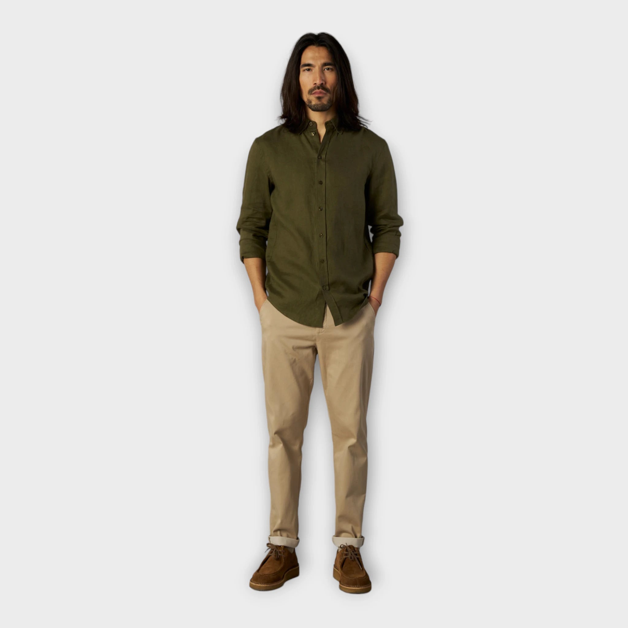 Mos Mosh Gallery Theo Linen Shirt Dk Army Green, grøn hørskjorte til mænd. Her set  på mandlig model i fuld figur forfra.
