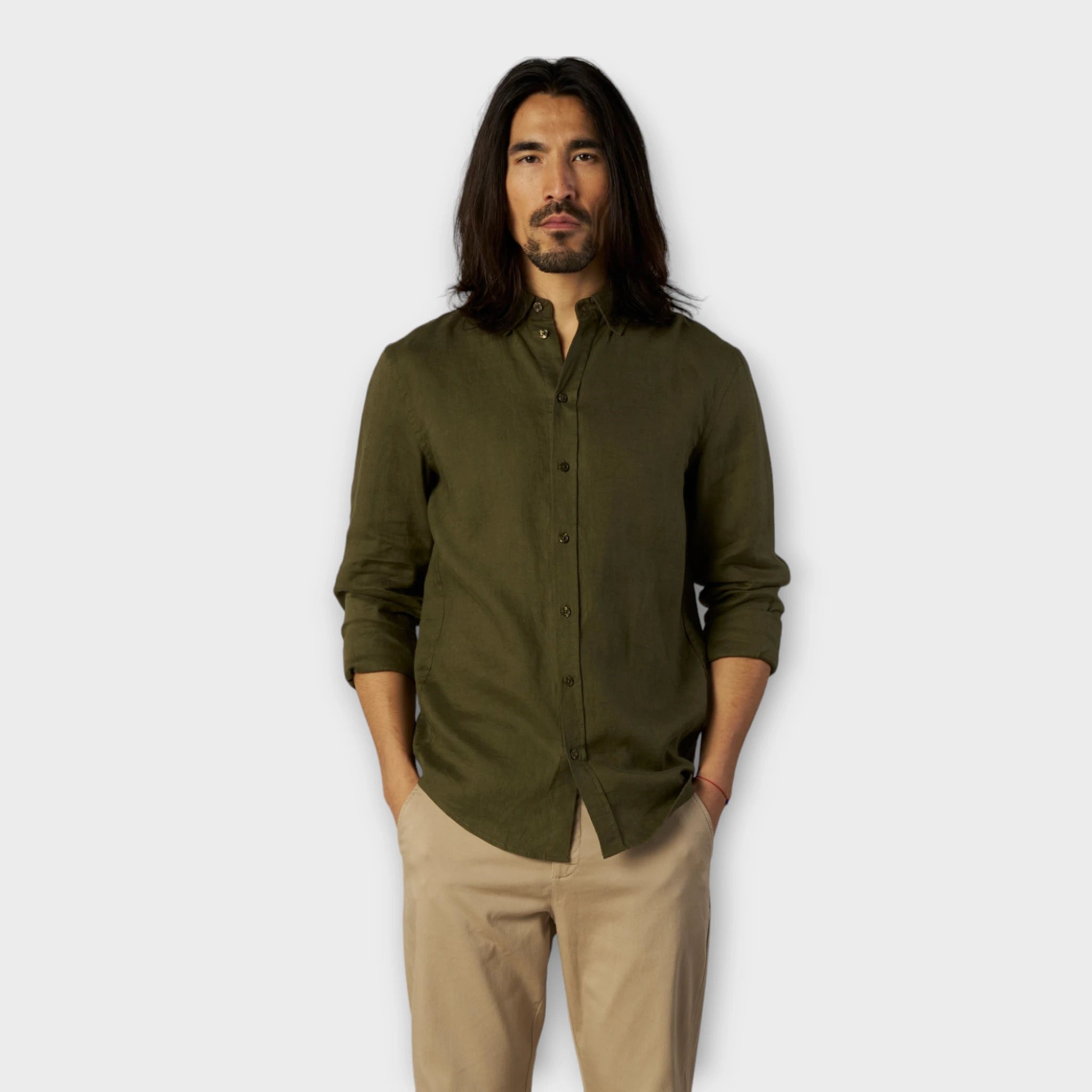 Mos Mosh Gallery Theo Linen Shirt Dk Army Green, grøn hørskjorte til mænd. Her set  på model forfra.