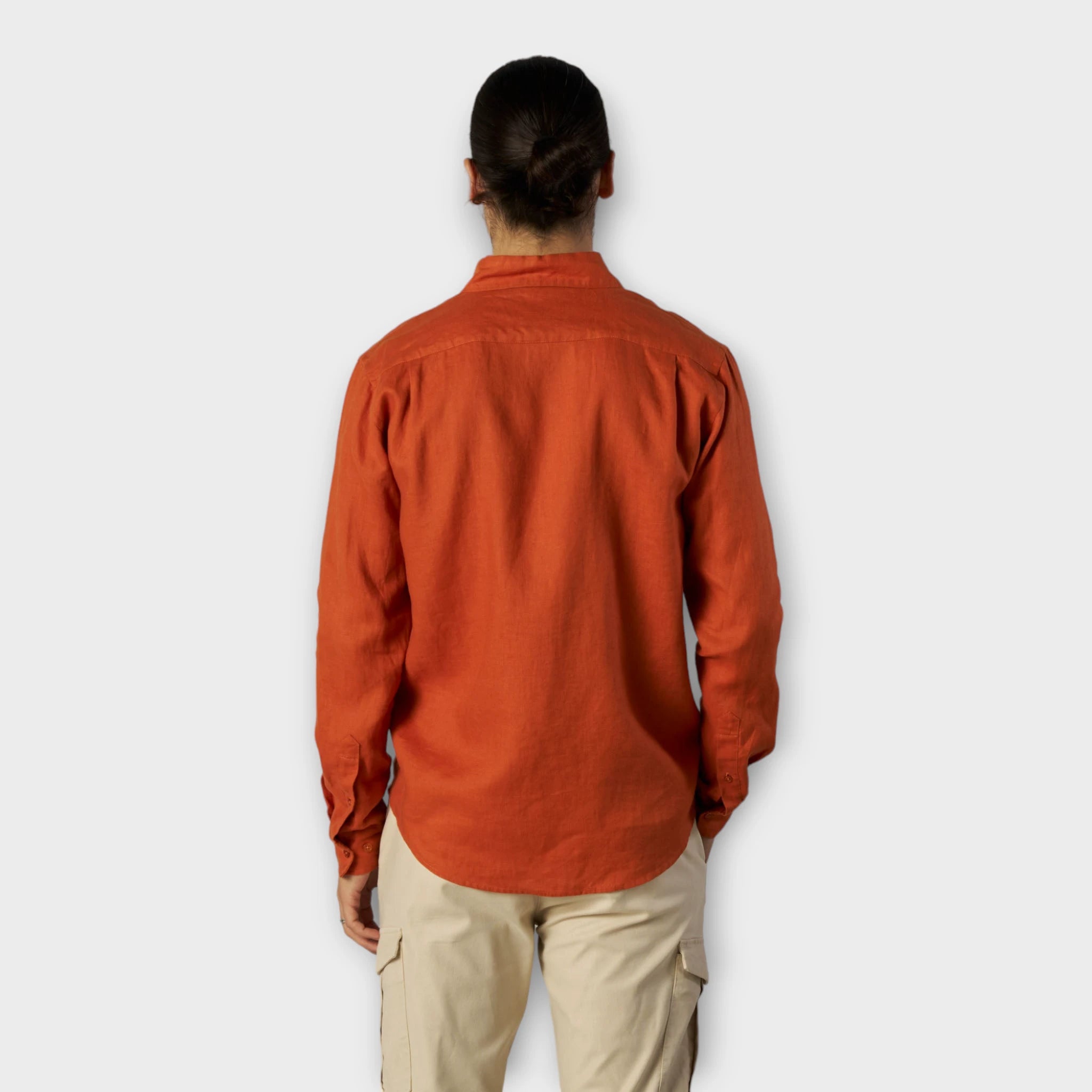 Mos Mosh Gallery Theo Linen Shirt Sun Orange, en super flot orange hørskjorte til mænd. Her set på model bagfra.