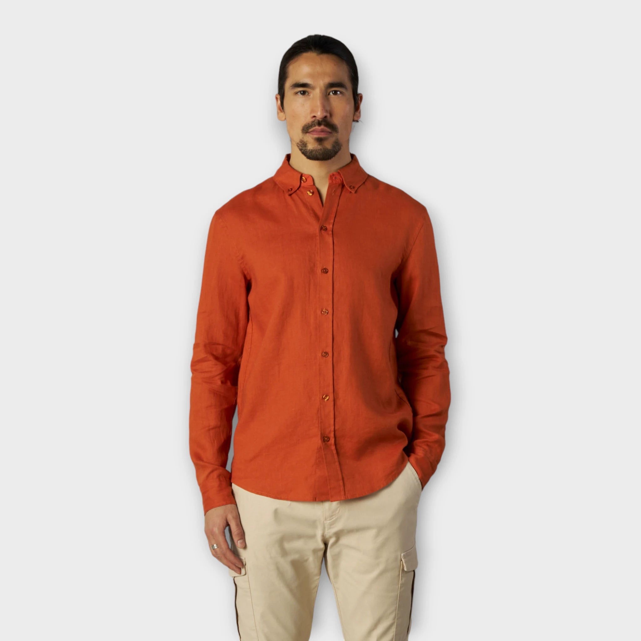 Mos Mosh Gallery Theo Linen Shirt Sun Orange, en super flot orange hørskjorte til mænd. Her set på model forfra.