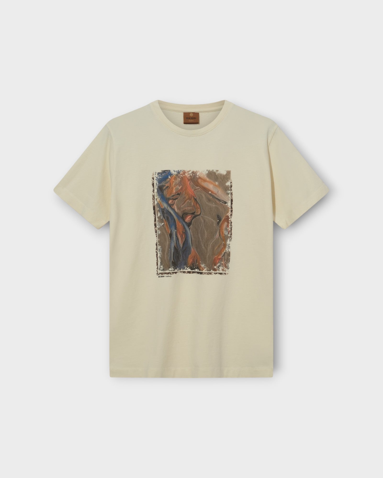 River Spring Ss Tee Ecru fra Mos Mosh Gallery. Rå hvid printet T-shirt til Mænd. Her set forfra.