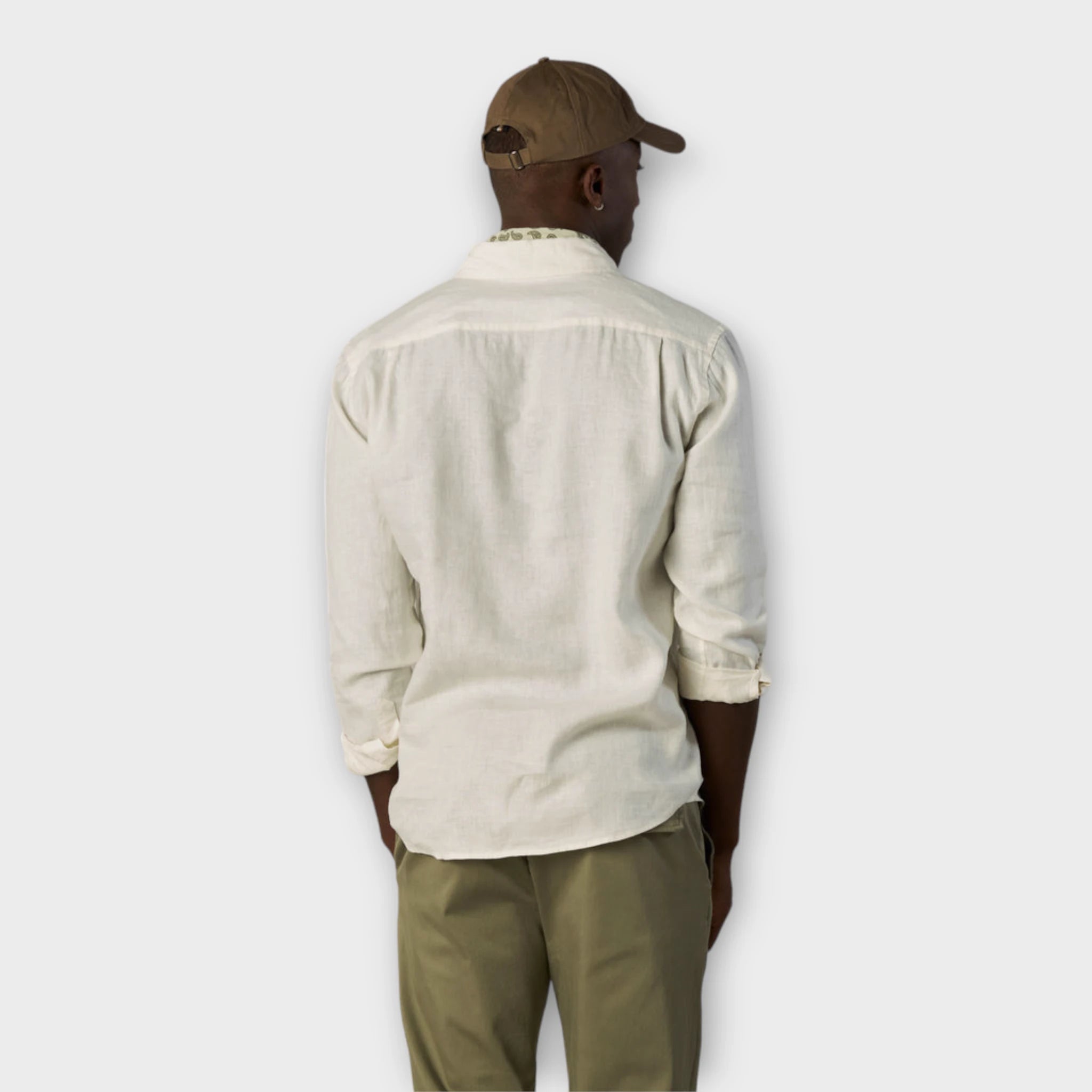 Mos Mosh Gallery Theo Linen Shirt Ecru, sandfarvet hørskjorte til mænd. Her set på mandelig model bagfra.