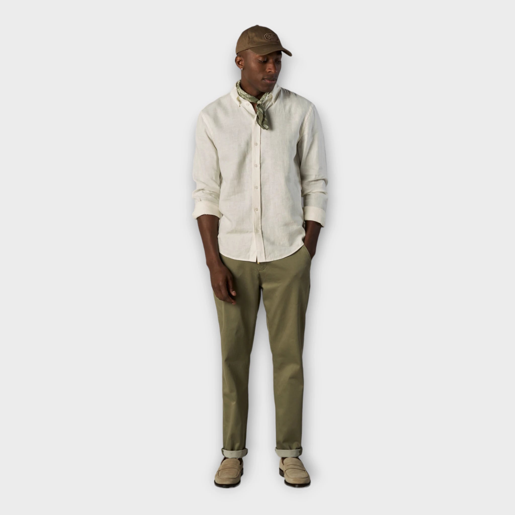 Mos Mosh Gallery Theo Linen Shirt Ecru, sandfarvet hørskjorte til mænd. Her set på mandlig model forfra.
