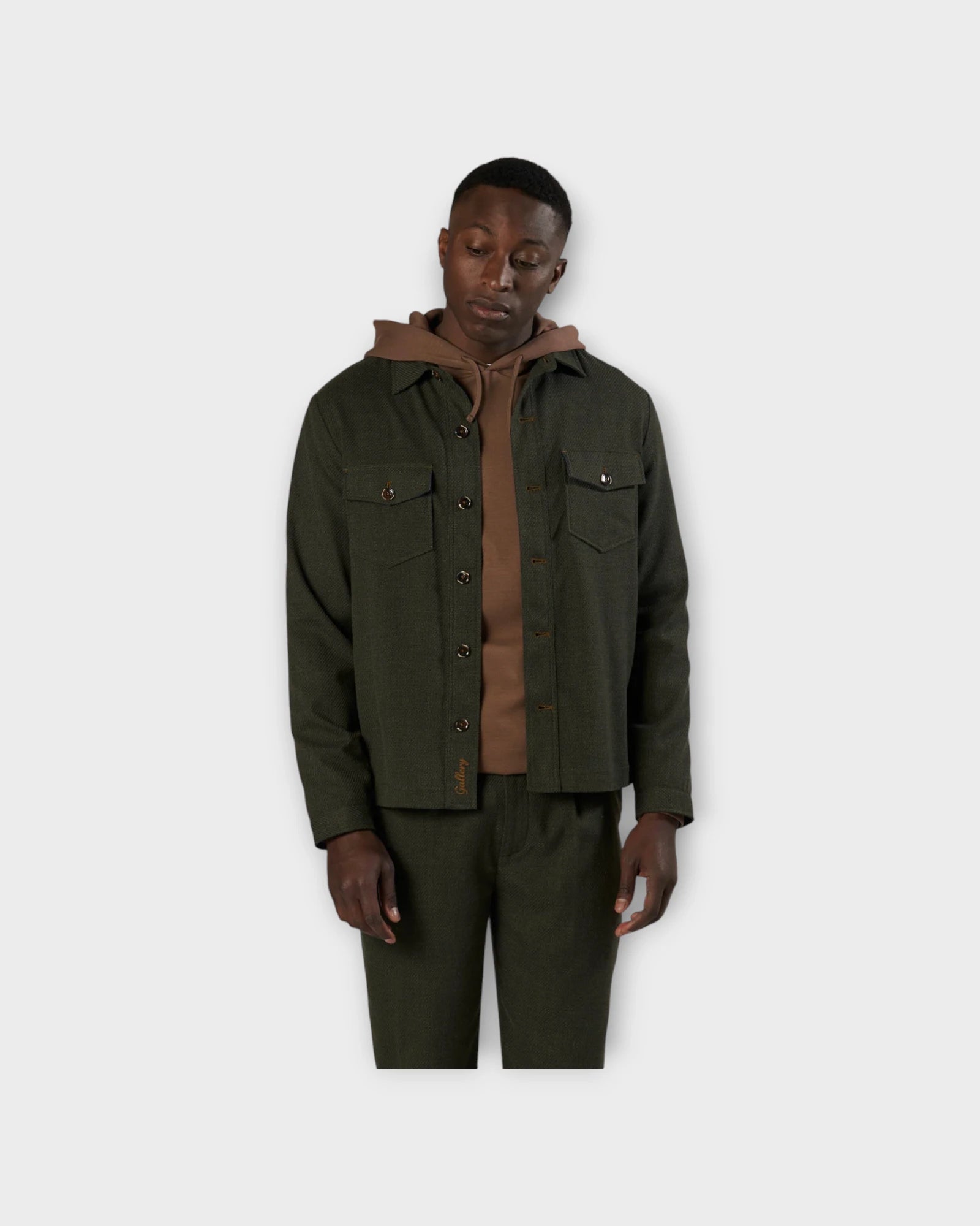 MMGWilliams Forest Jacket Foss Green - Grøn Mos Mosh Gallery Herre Overshirt. Her set på model forfra.