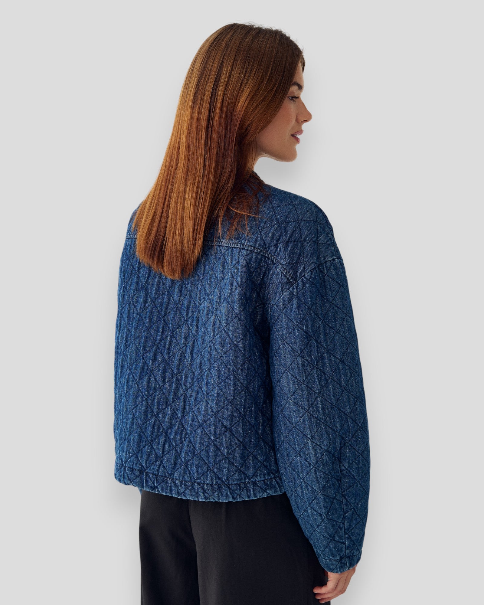 Damejakke i blå vask fra Noella, N-Lashonda Jacket med afslappet pasform og stilfuldt look.