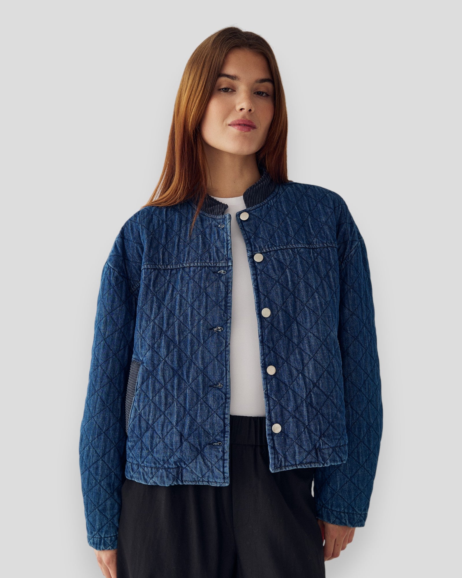 Damejakke i blå vask fra Noella, N-Lashonda Jacket, med klassisk pasform og stilfuldt design, vist på billedet.