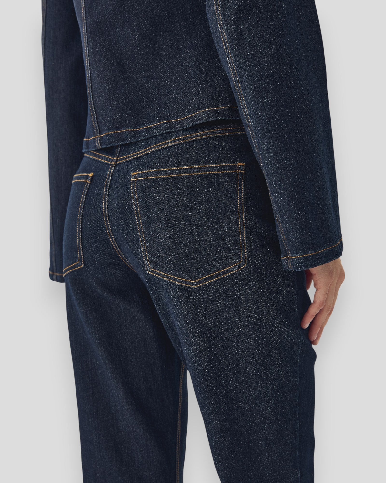 Blå N-Lavella MW jeans til kvinder, uwashed, vist på modellen med normale pasform og klassisk denim look.