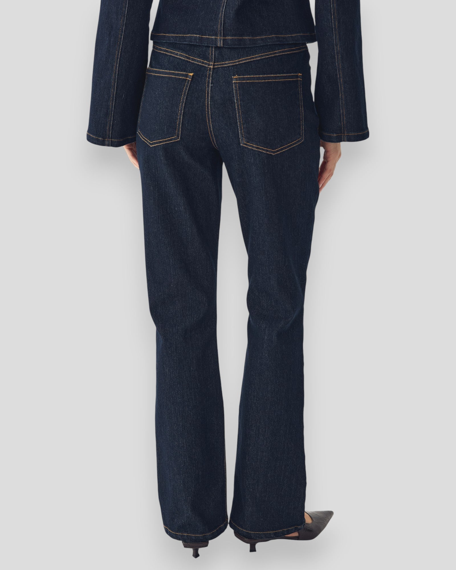 Dame jeans fra Noella N-Lavella MW i blå, ubehandlede og løse pasform, synligt på billedet.