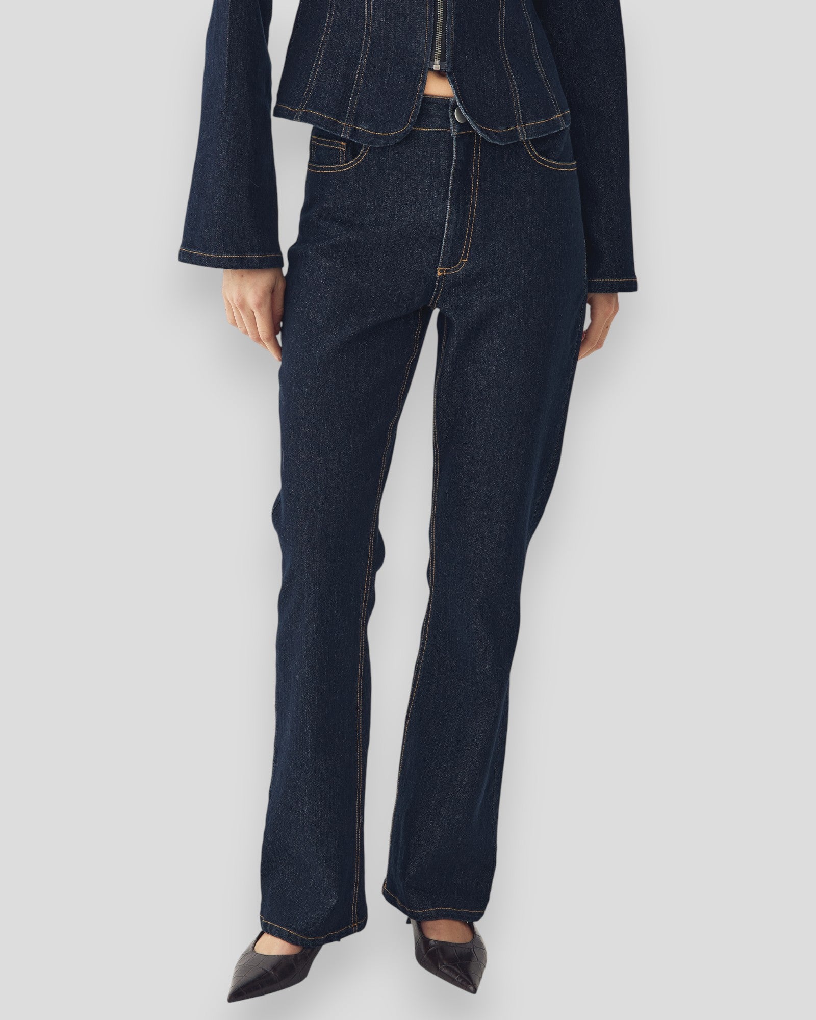 Dame jeans fra Noella N-Lavella MW i blå, uvasket look, vises i billedet med klassisk pasform og denimmateriale.