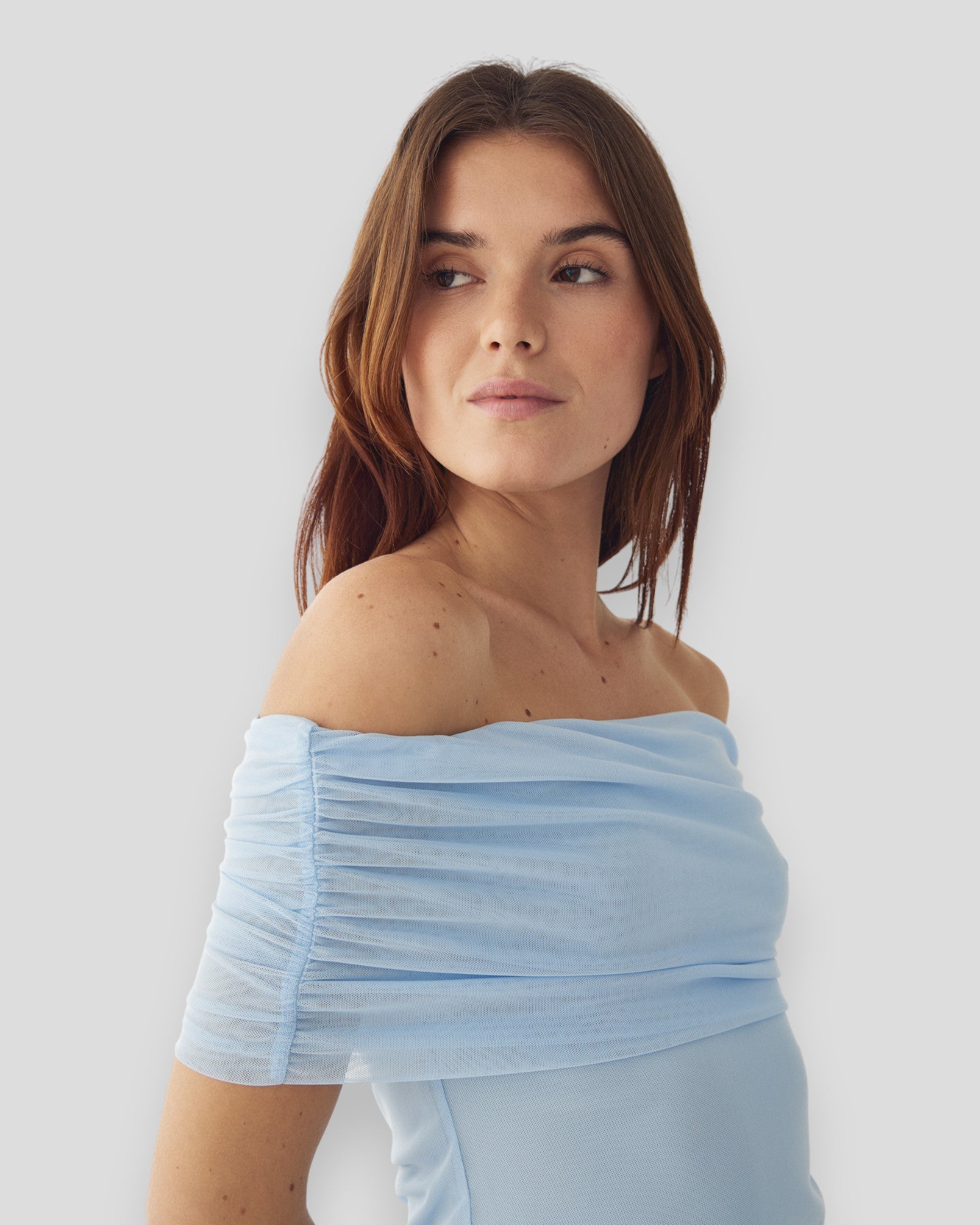Luftblå N-Mattie kjole fra Noella med let stof og afslappet pasform, vist på model med lette ærmer og moderne design.