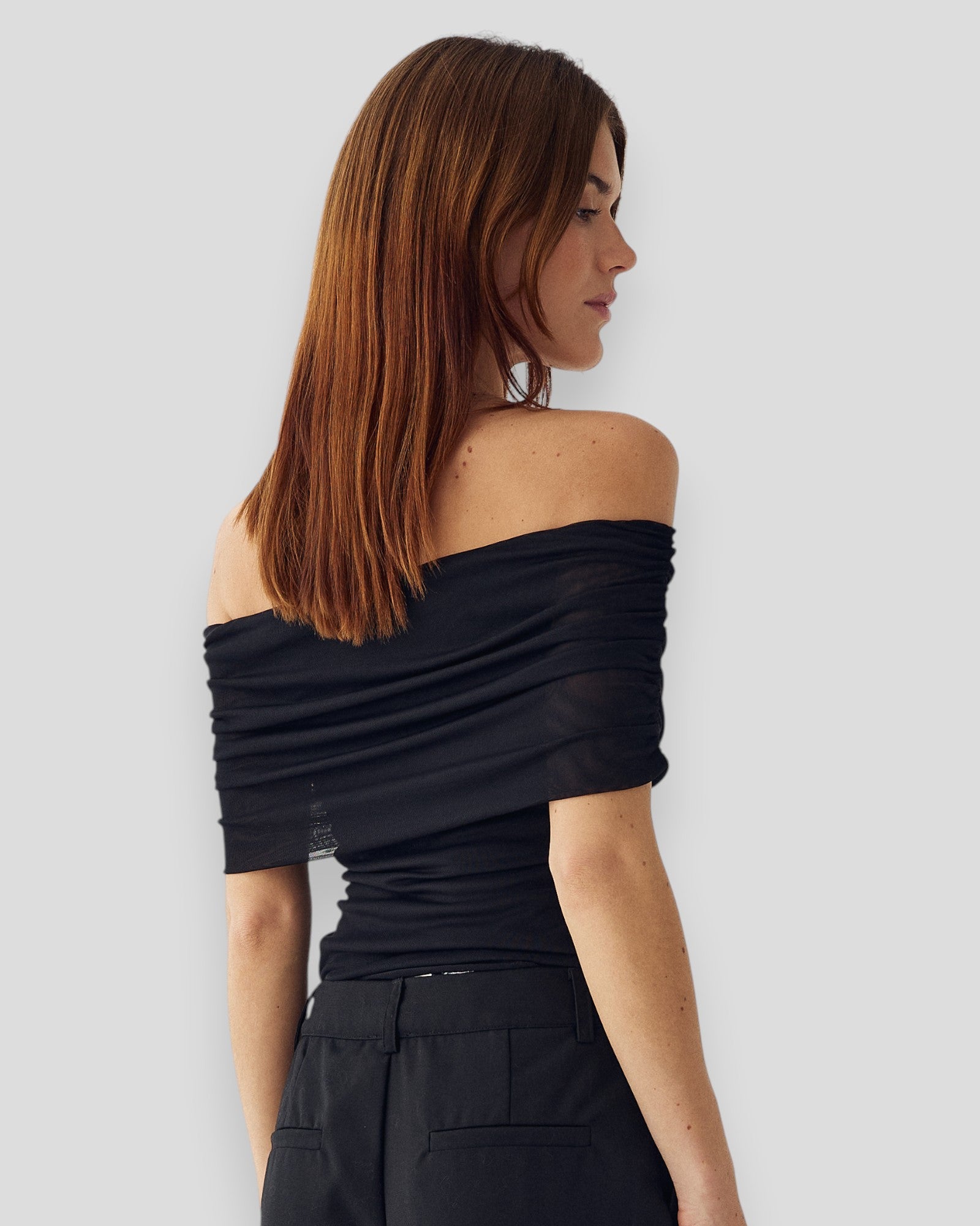 Sort Noella N-Mattie Top til kvinder, nærbillede af det stilfulde, sorte top med blødt stof og elegante snit.