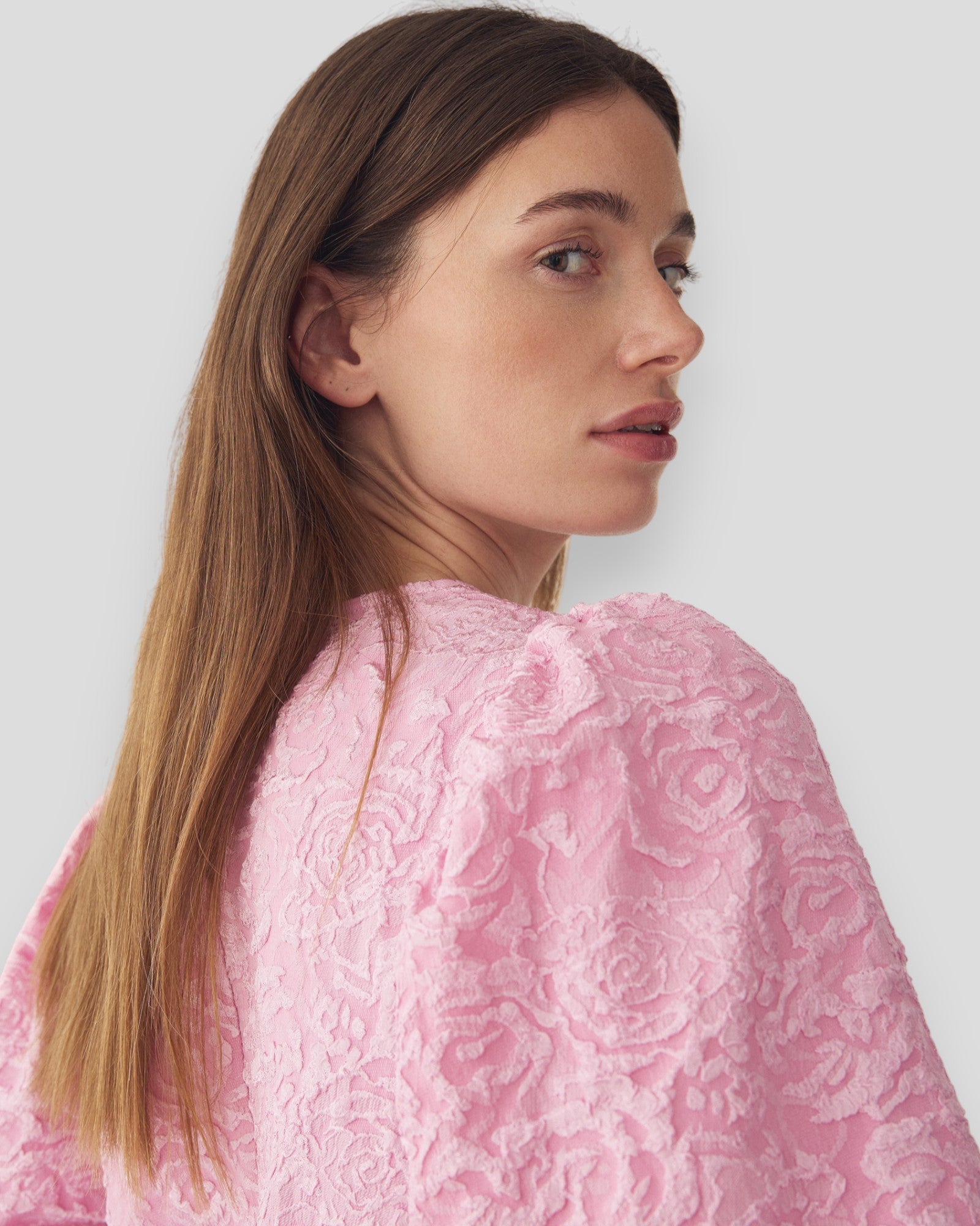 Noella N-Shelly bluse i baby pink til damer, vises med let stof og afslappet pasform.