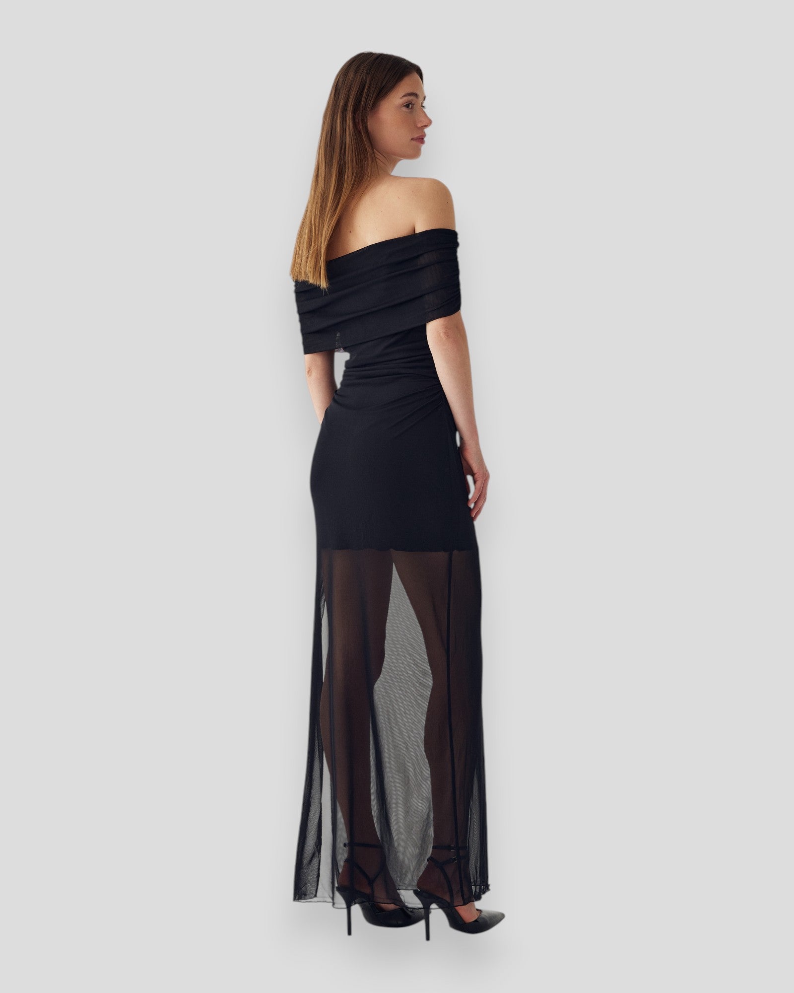 Sort N-Melani kjole fra Noella, vises i elegant snit med fine detaljer, perfekt til formelle lejligheder.