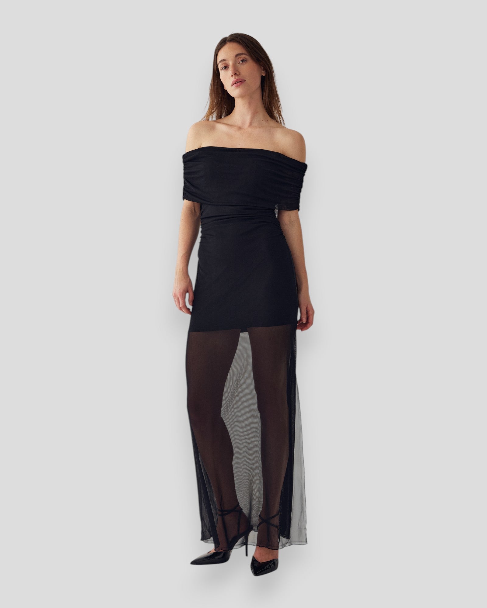 Sort Noella N-Melani kjole i elegant design, vises på modell med detaljer og blødt stof.