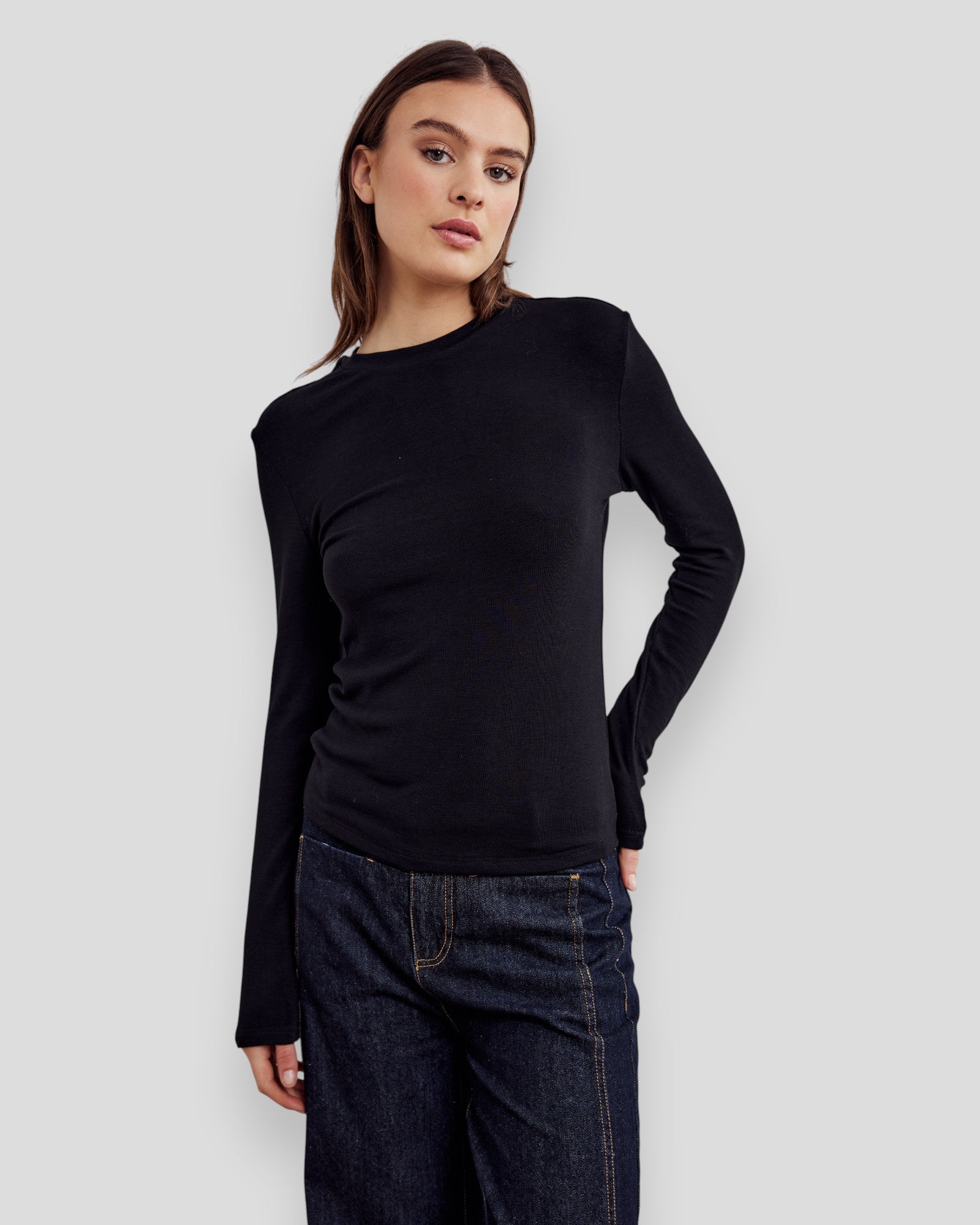 Sort Noella Lidie LS Top til kvinder, langærmet top med glat stof og rund halsudskæring, vises på modellen.