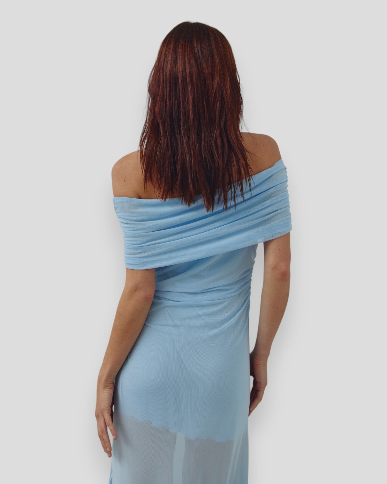 Let kjole i luftblå farve fra Noella N-Melani Dress, med let stof og elegant snit, vist på et modell.