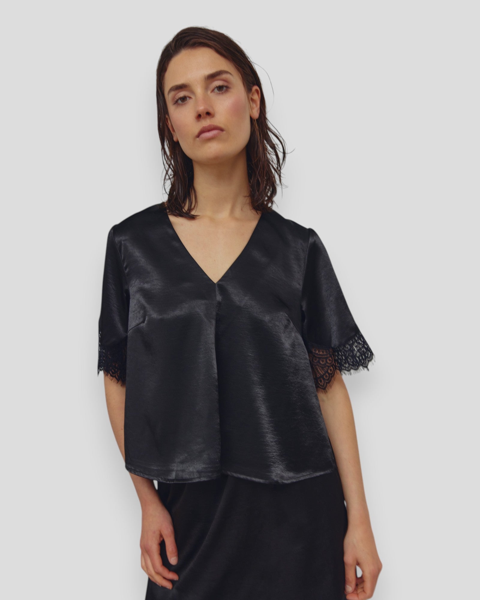 Sort N-Marie nederdel til kvinder fra Noella, vises med elegant snit og blød tekstur.