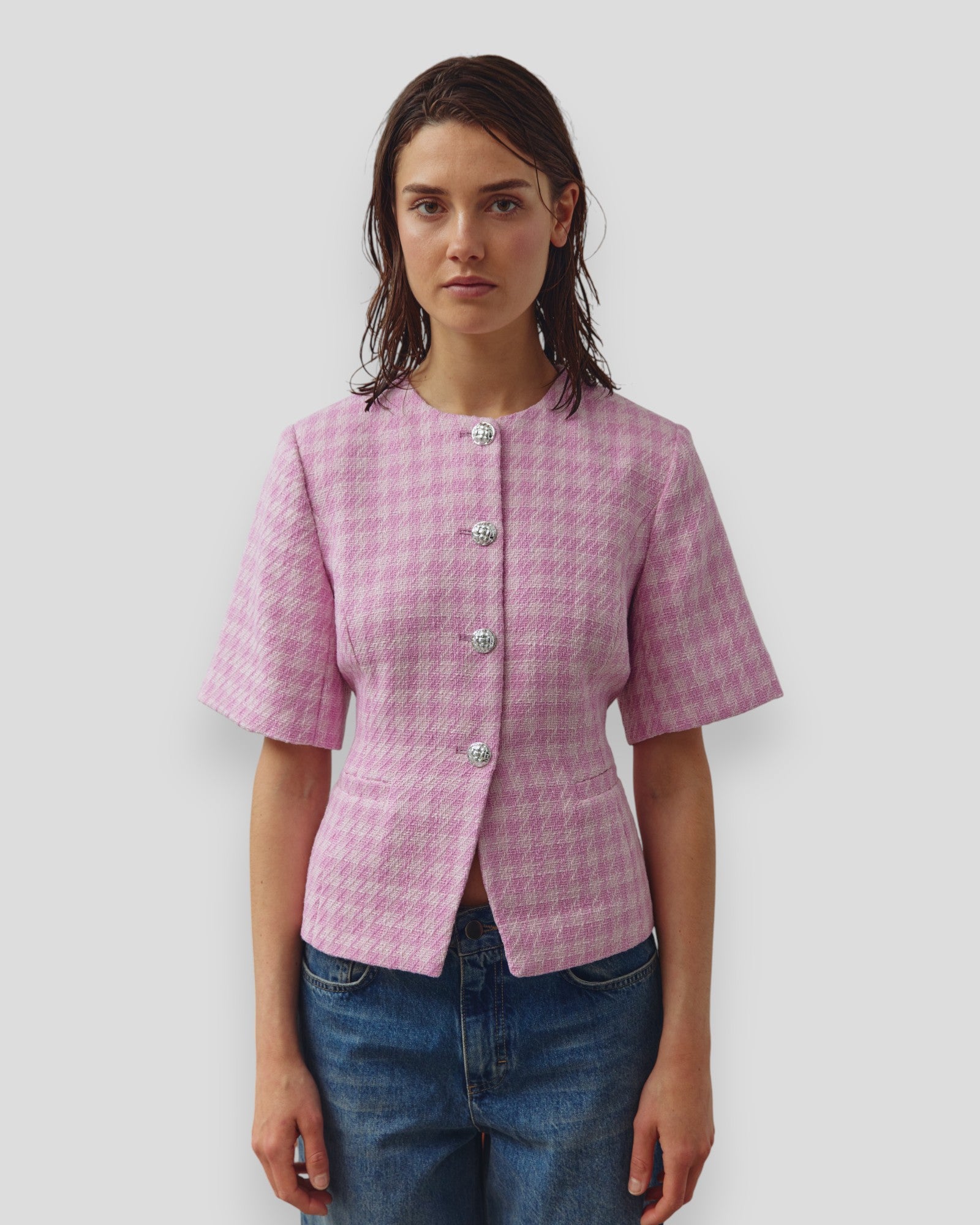 Lilla N-Kasaundra blazer til kvinder fra Noella, elegant baby pink jakke med klassisk snit og knapper foran.