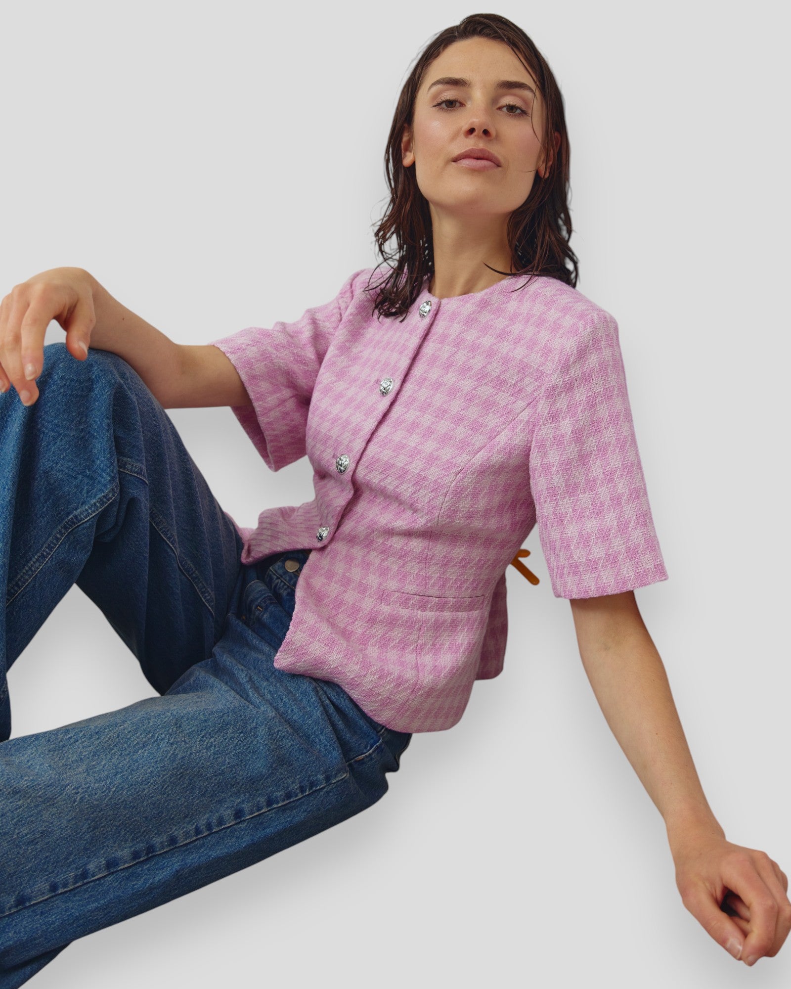 Kvinde i lyserød Noella N-Kasaundra blazer, lille pink blazer til kvinder, vist fra front med knapper og revers.